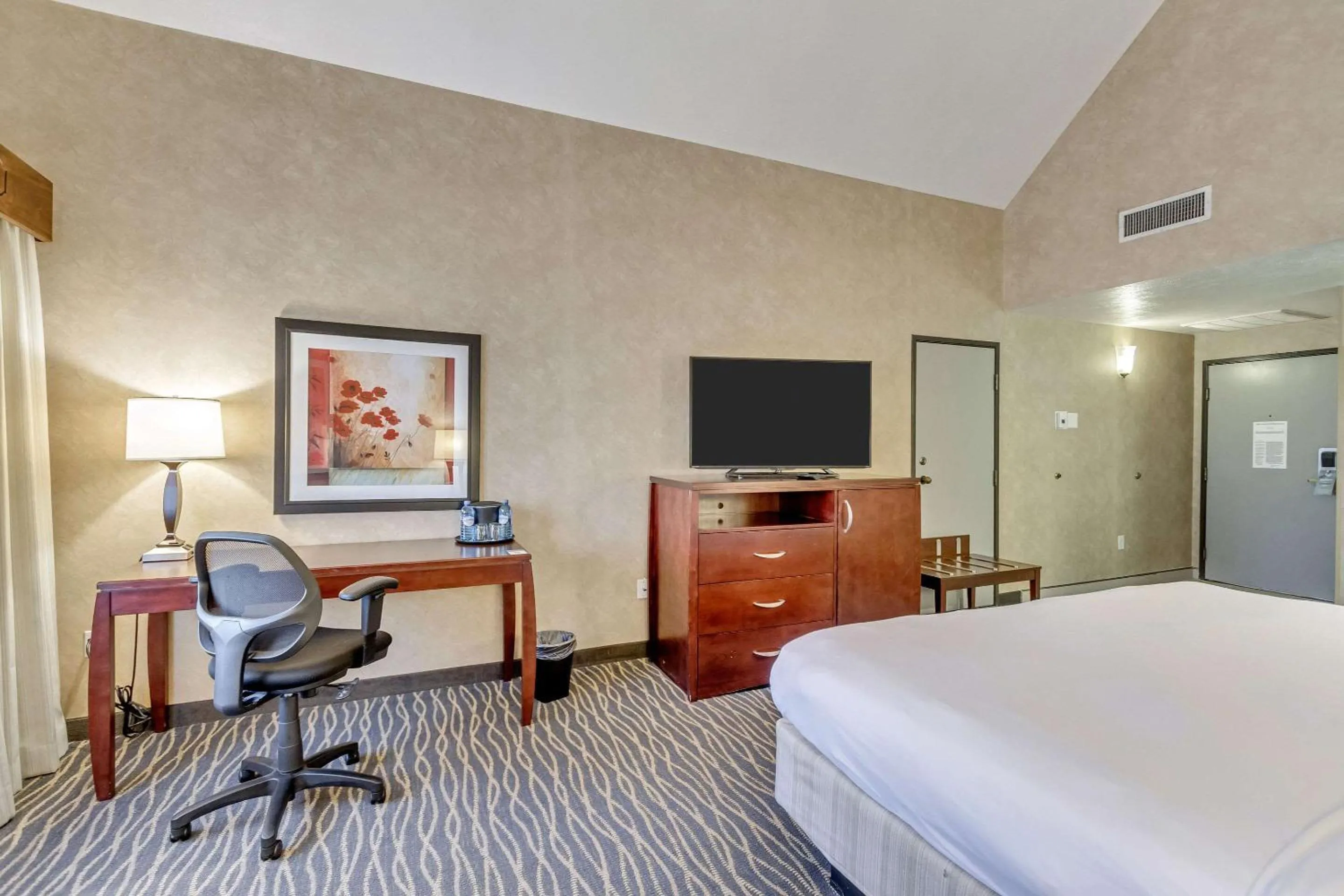 Bedroom, Bed in Radisson Hotel Salt Lake City Airport