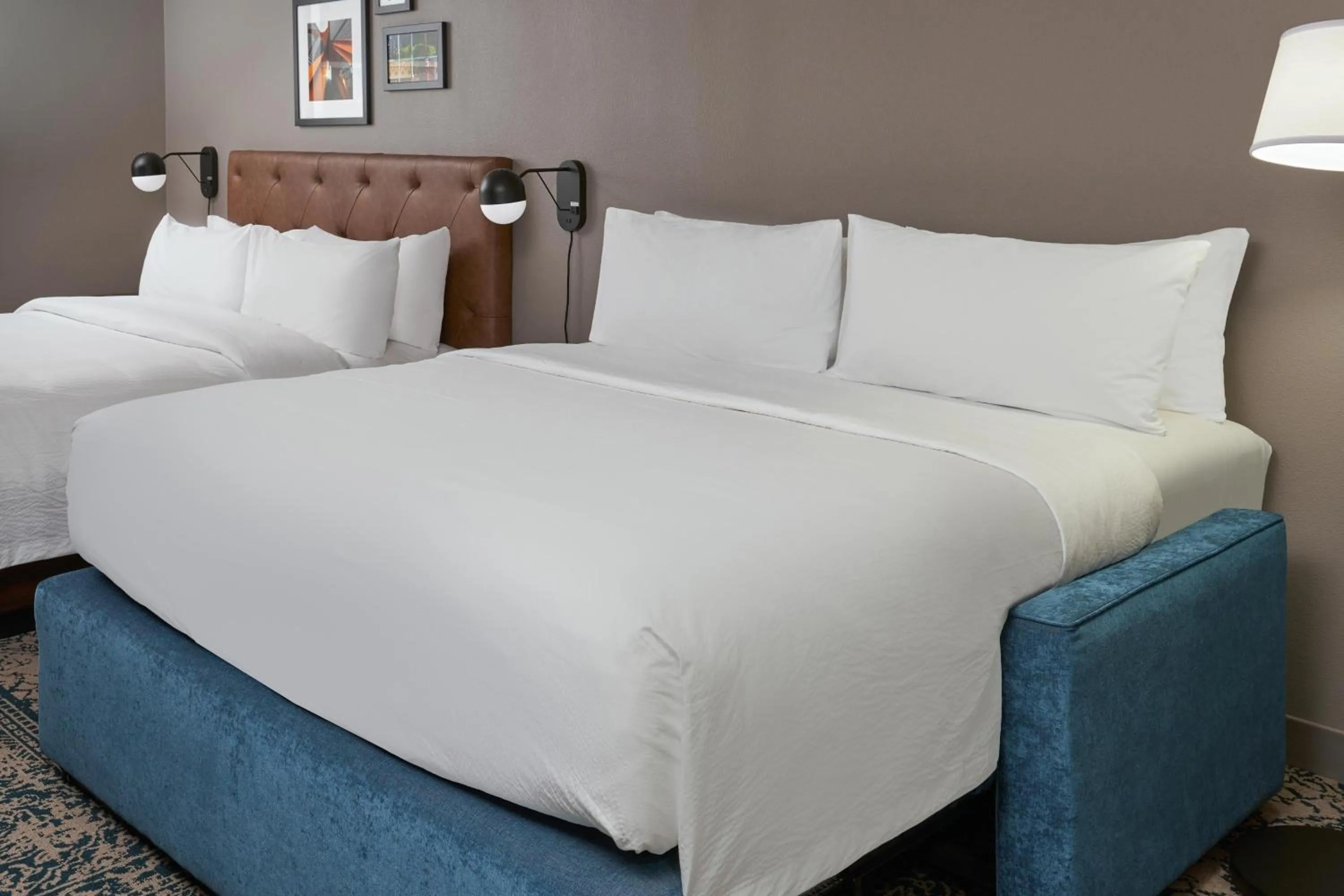 Photo of the whole room, Bed in Four Points by Sheraton Chicago Schaumburg