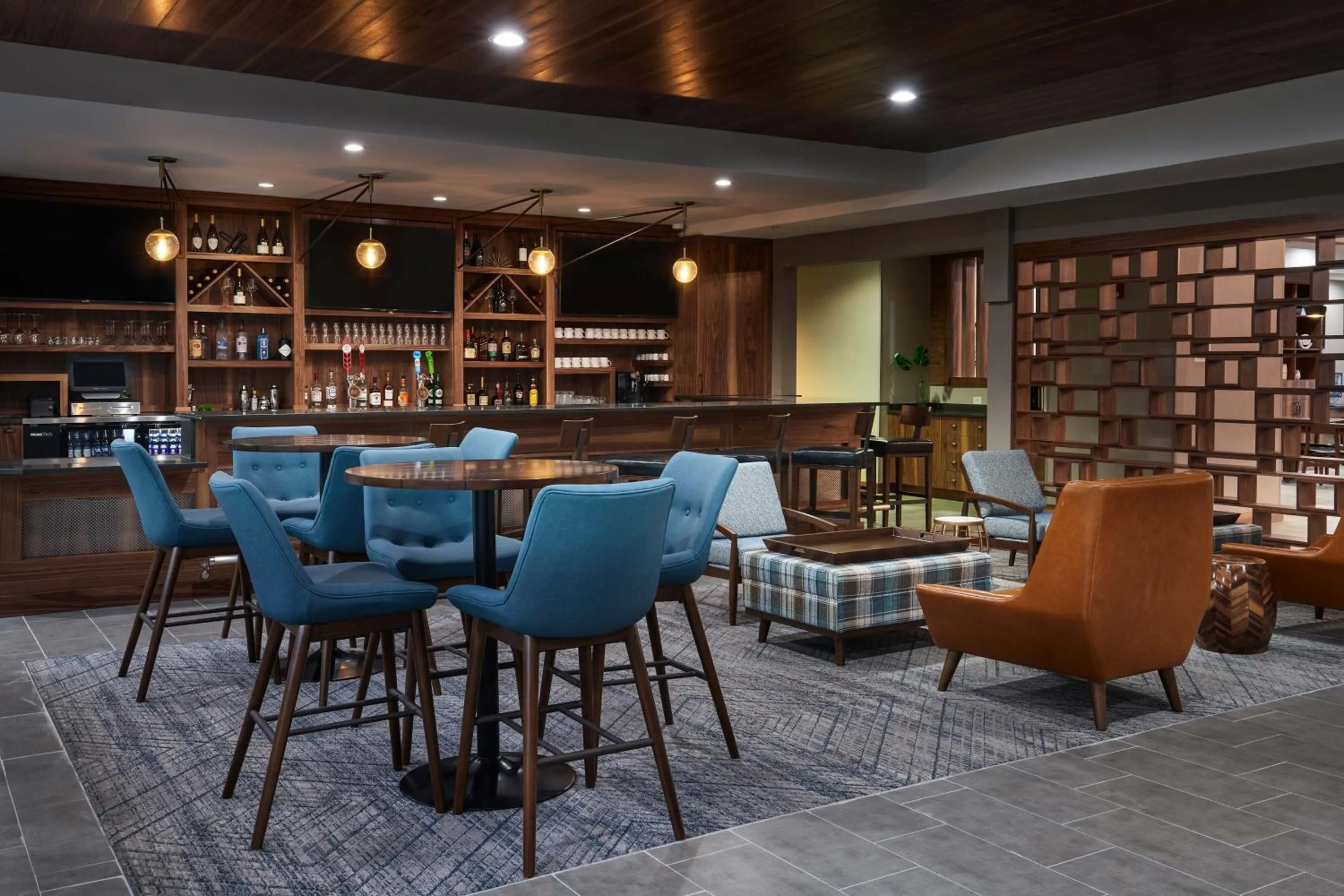 Lounge or bar in Four Points by Sheraton Chicago Schaumburg