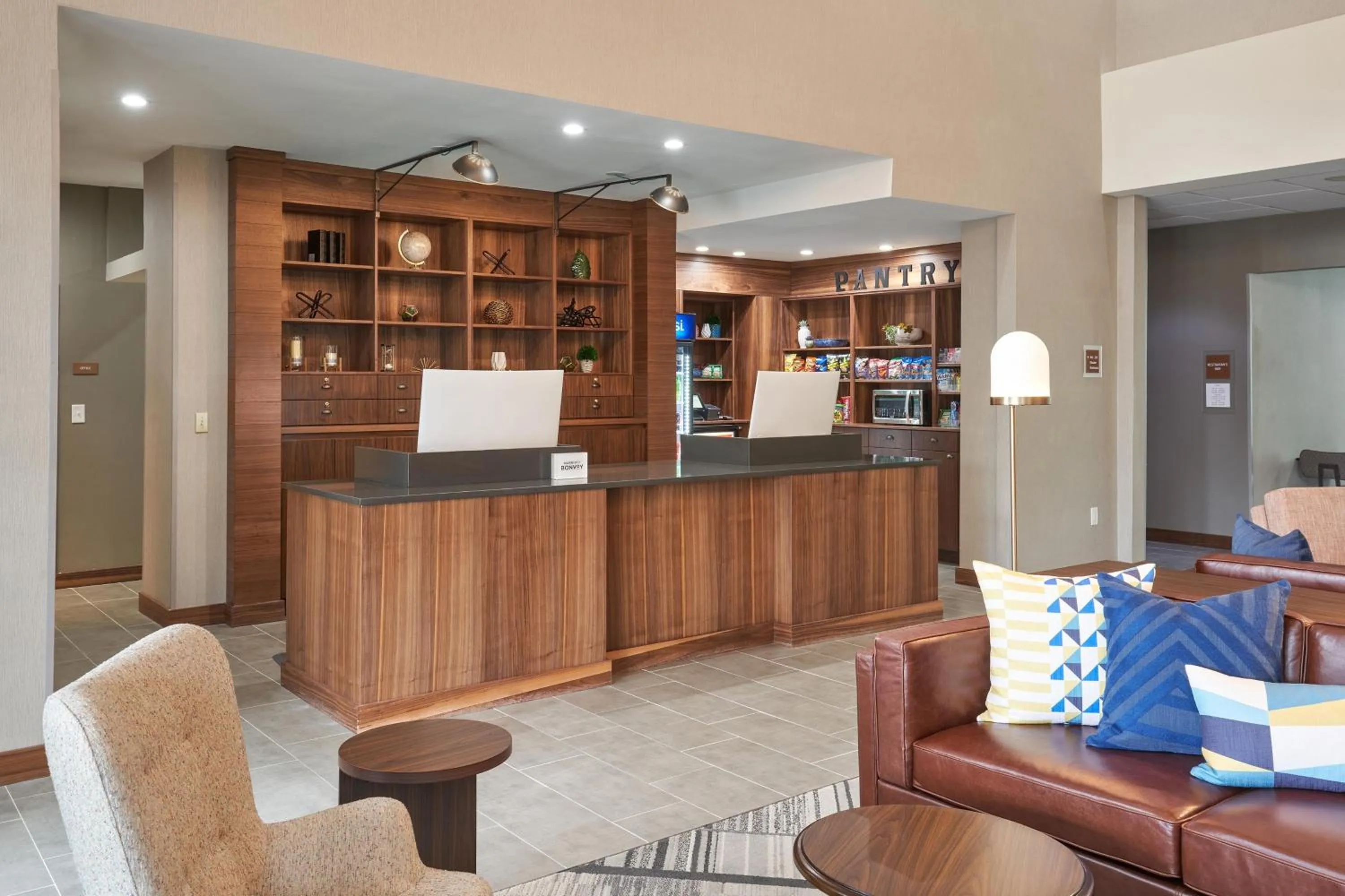 Lobby or reception in Four Points by Sheraton Chicago Schaumburg