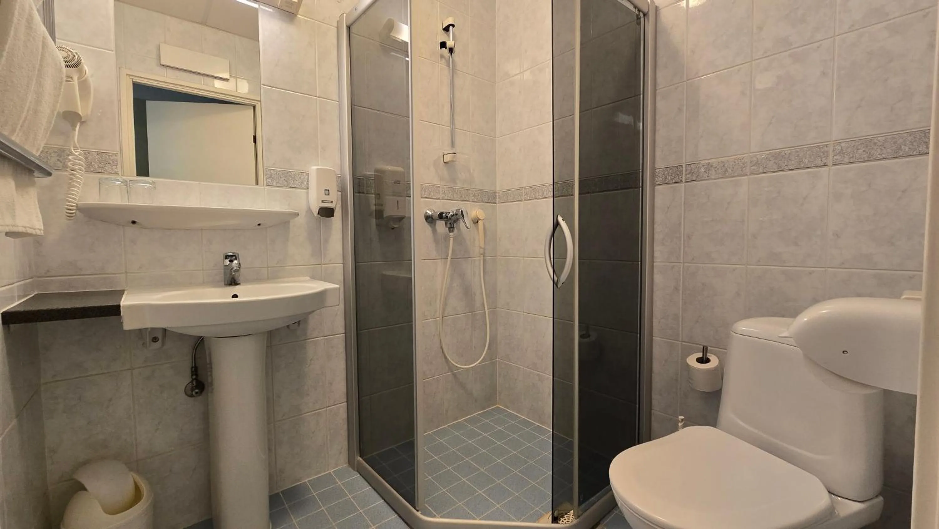 Shower in Barclay Hotel