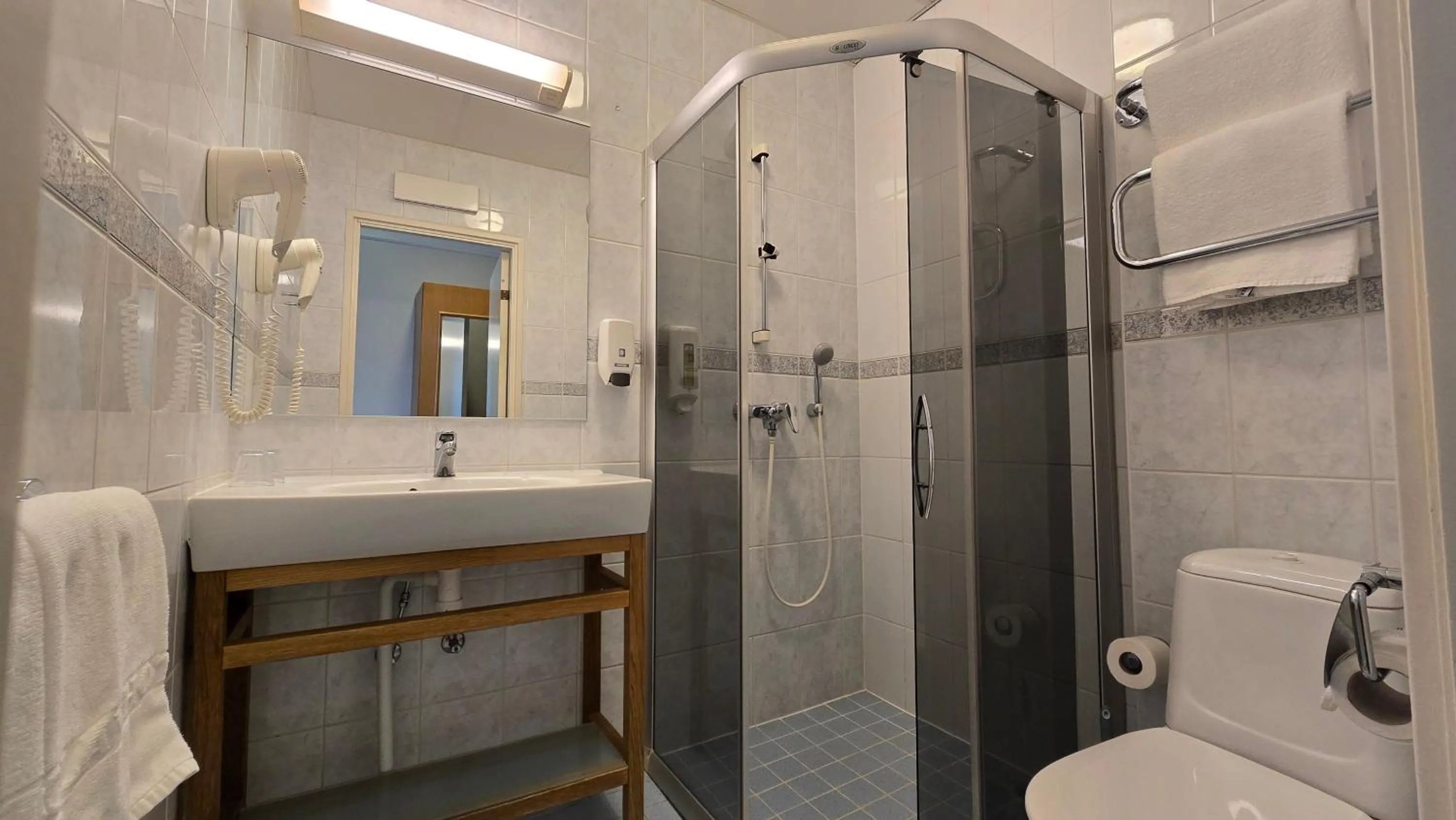 Shower in Barclay Hotel