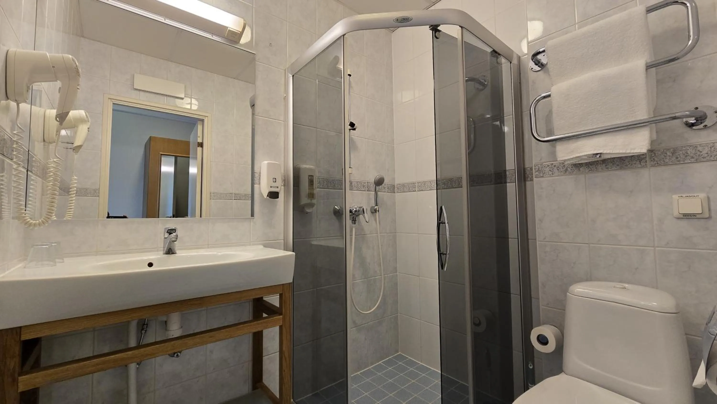 Shower in Barclay Hotel