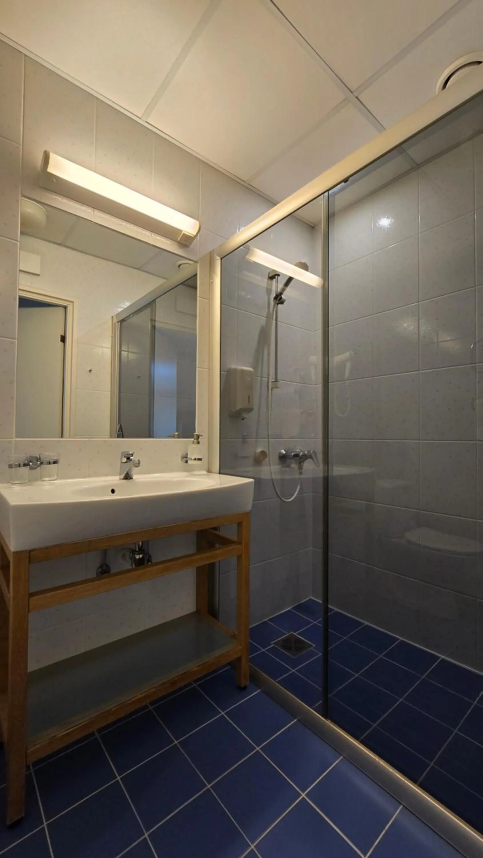 Shower in Barclay Hotel