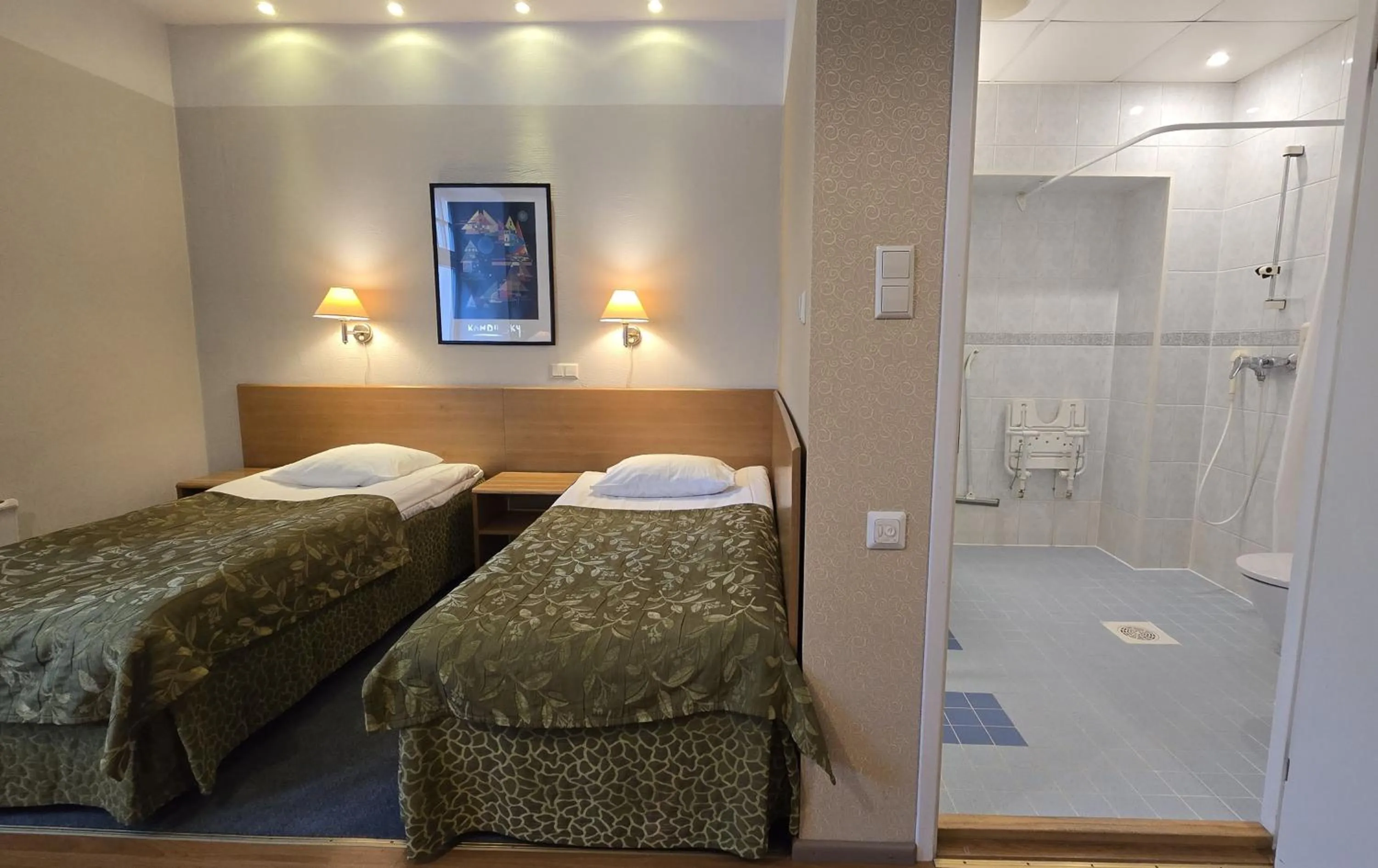 Shower, Bed in Barclay Hotel