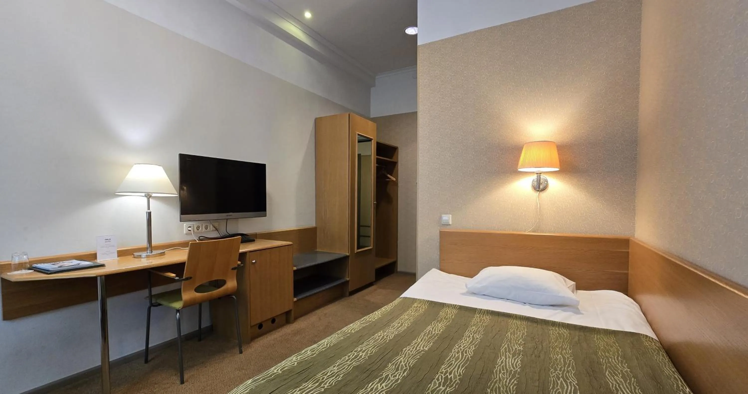 Bed in Barclay Hotel