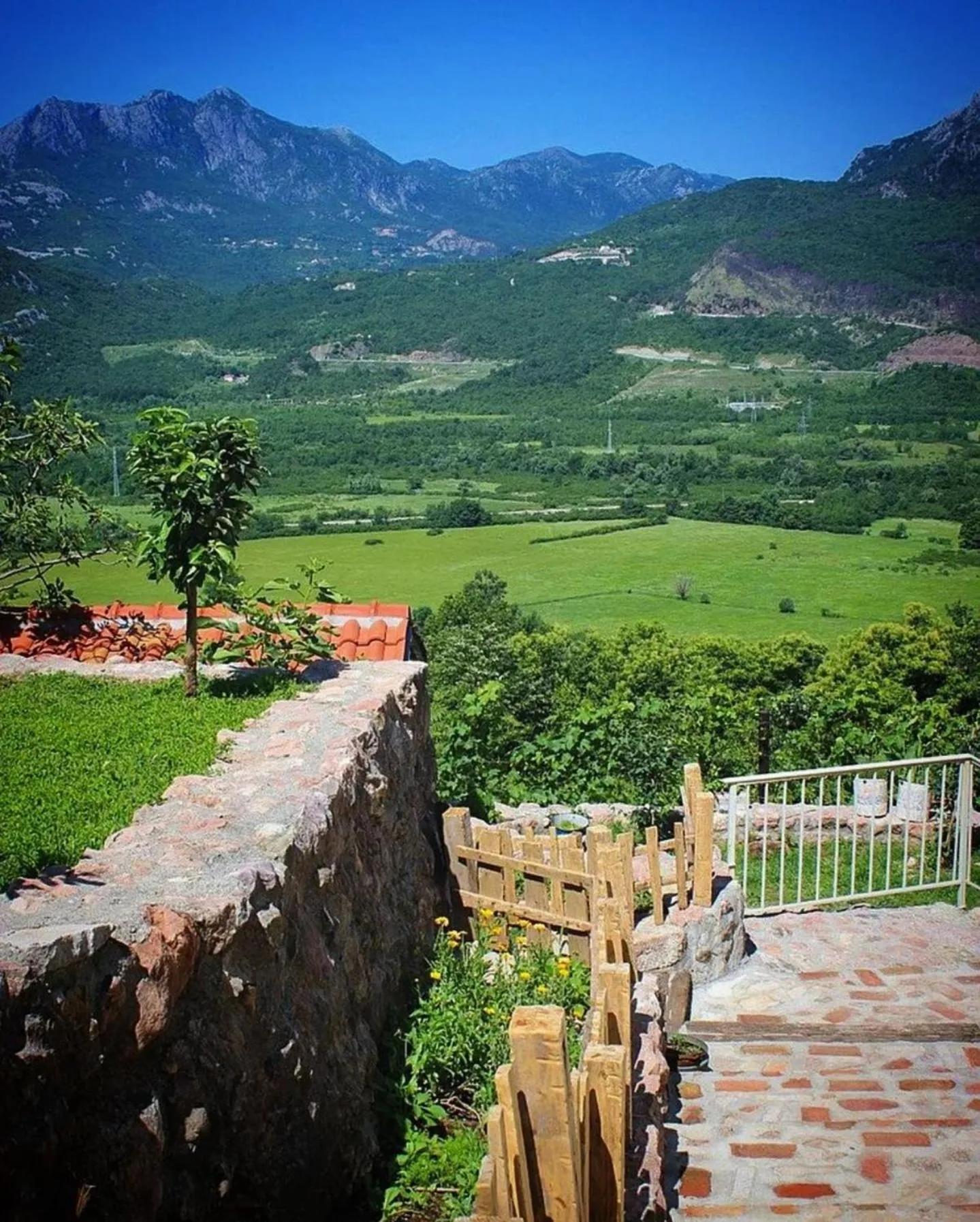 Mountain view in Dembelija Rooms