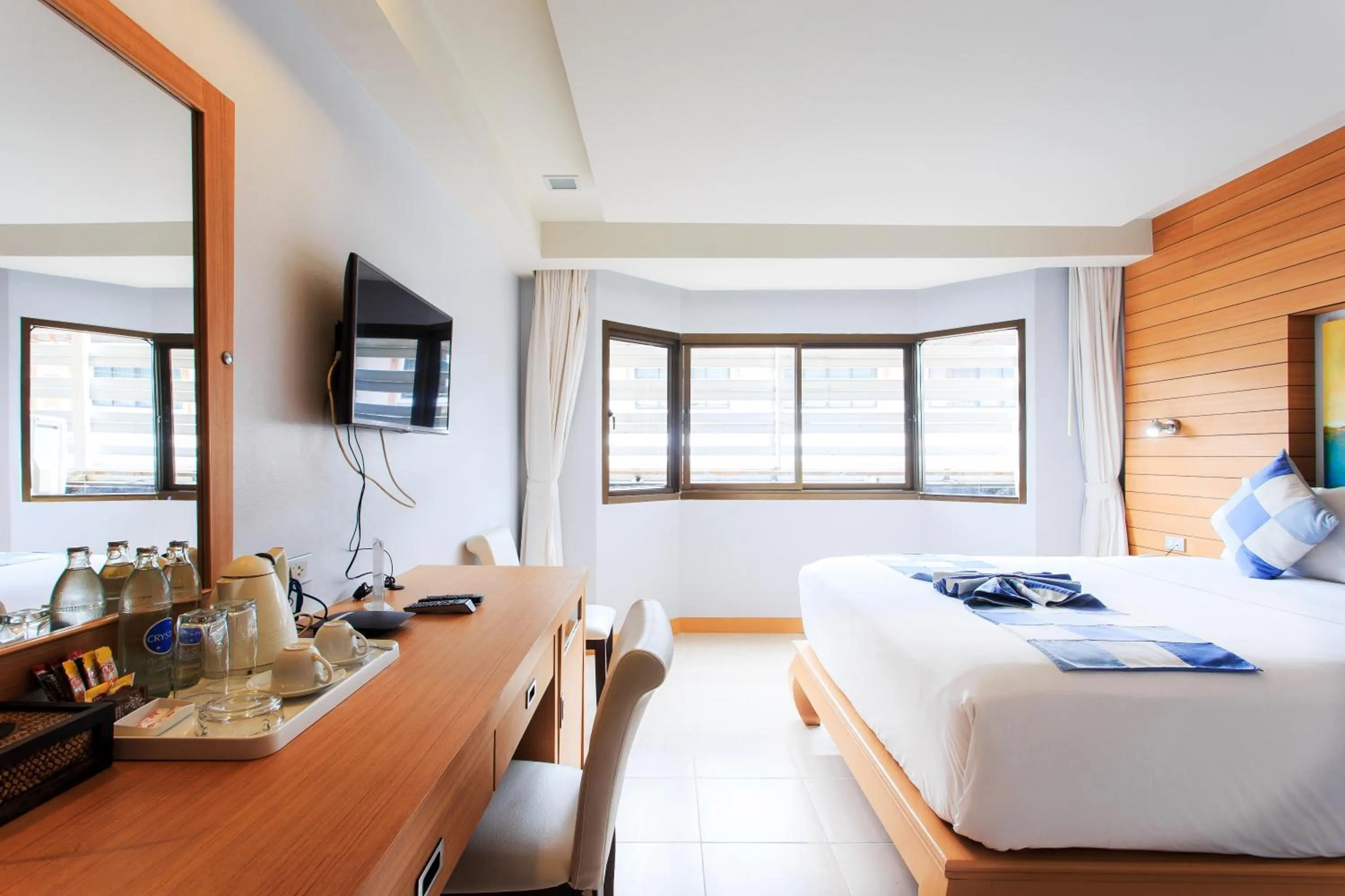 Photo of the whole room, Bed in Chaweng Budget Hotel