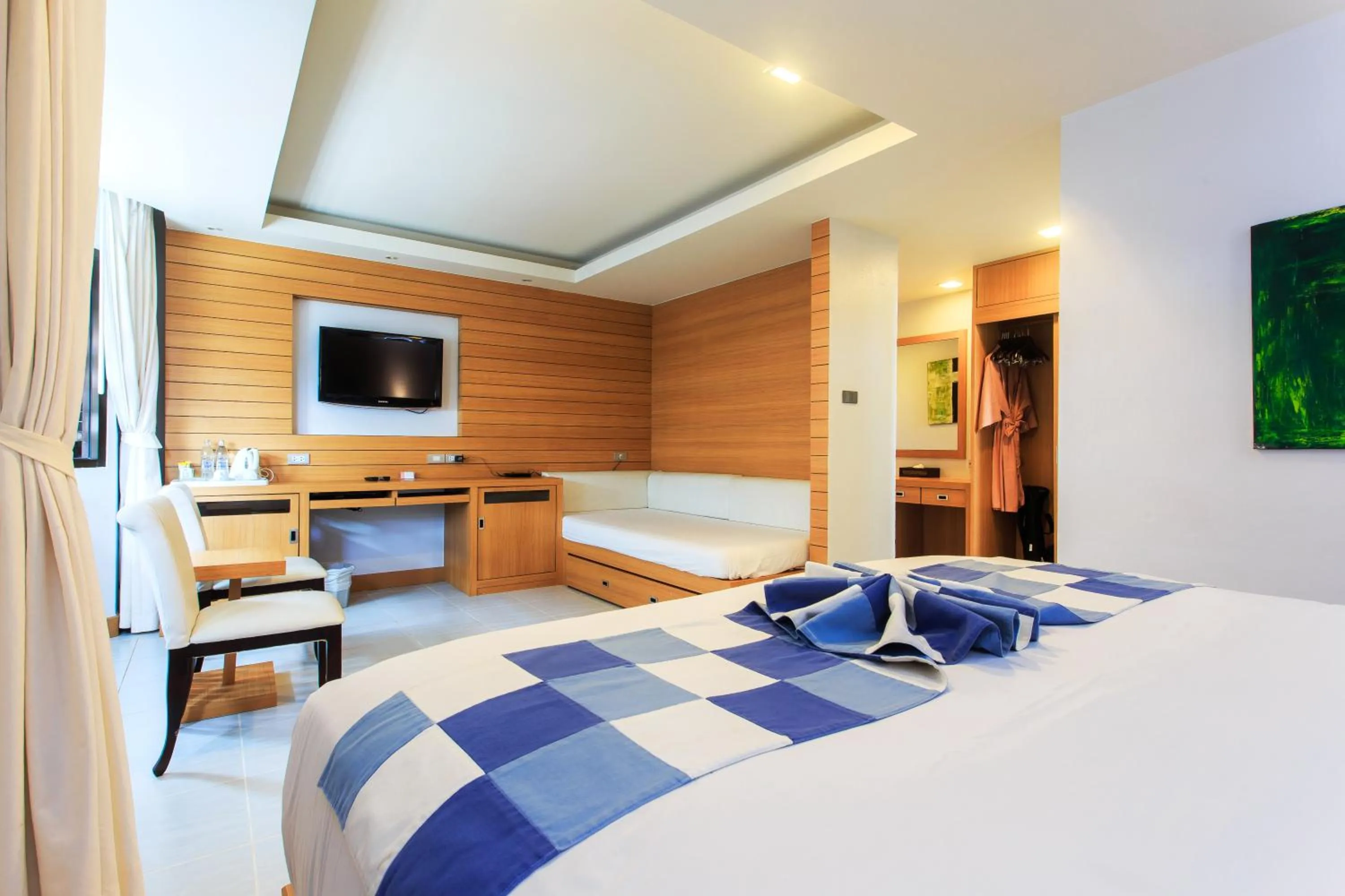 Photo of the whole room, Bed in Chaweng Budget Hotel