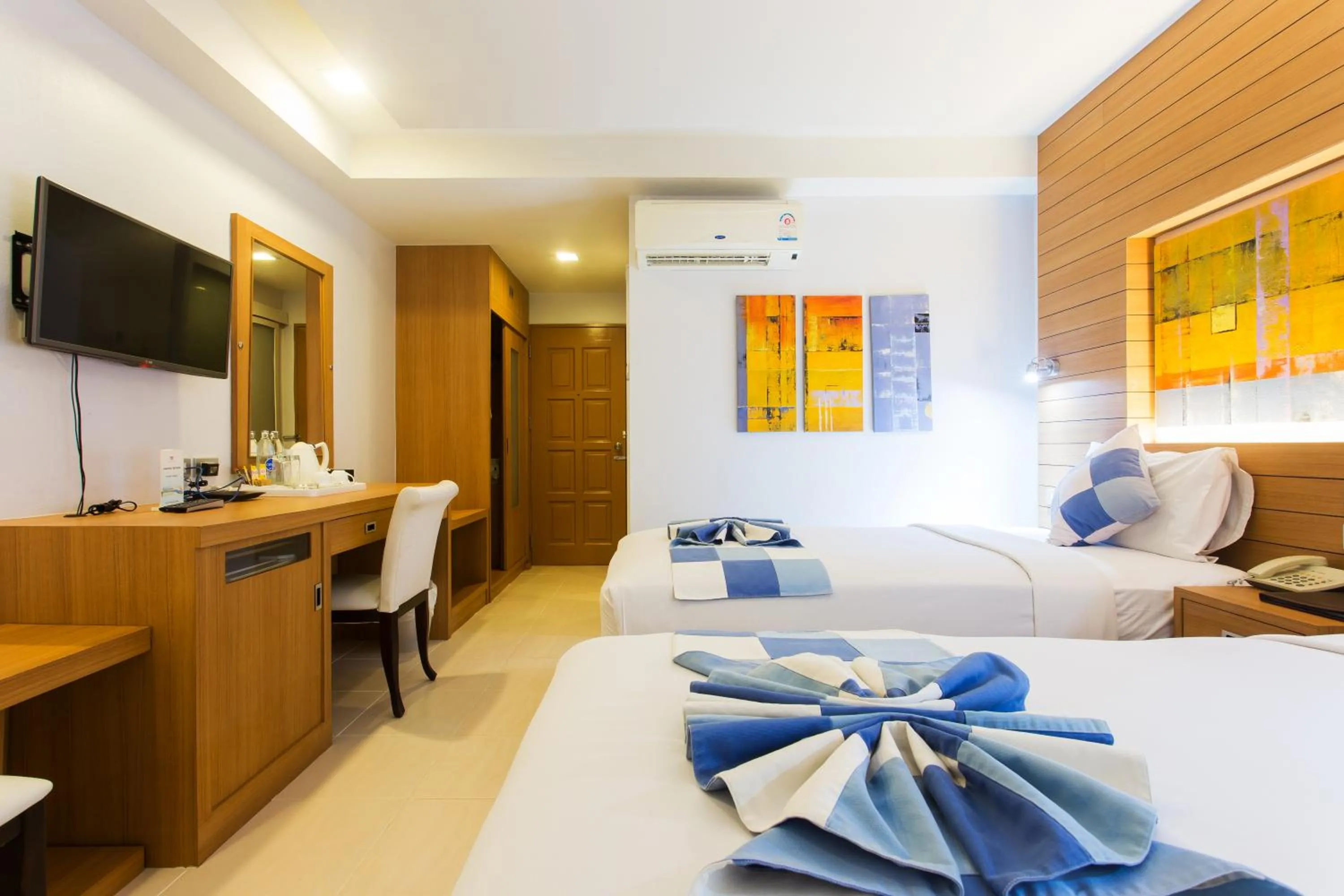 Photo of the whole room, Bed in Chaweng Budget Hotel