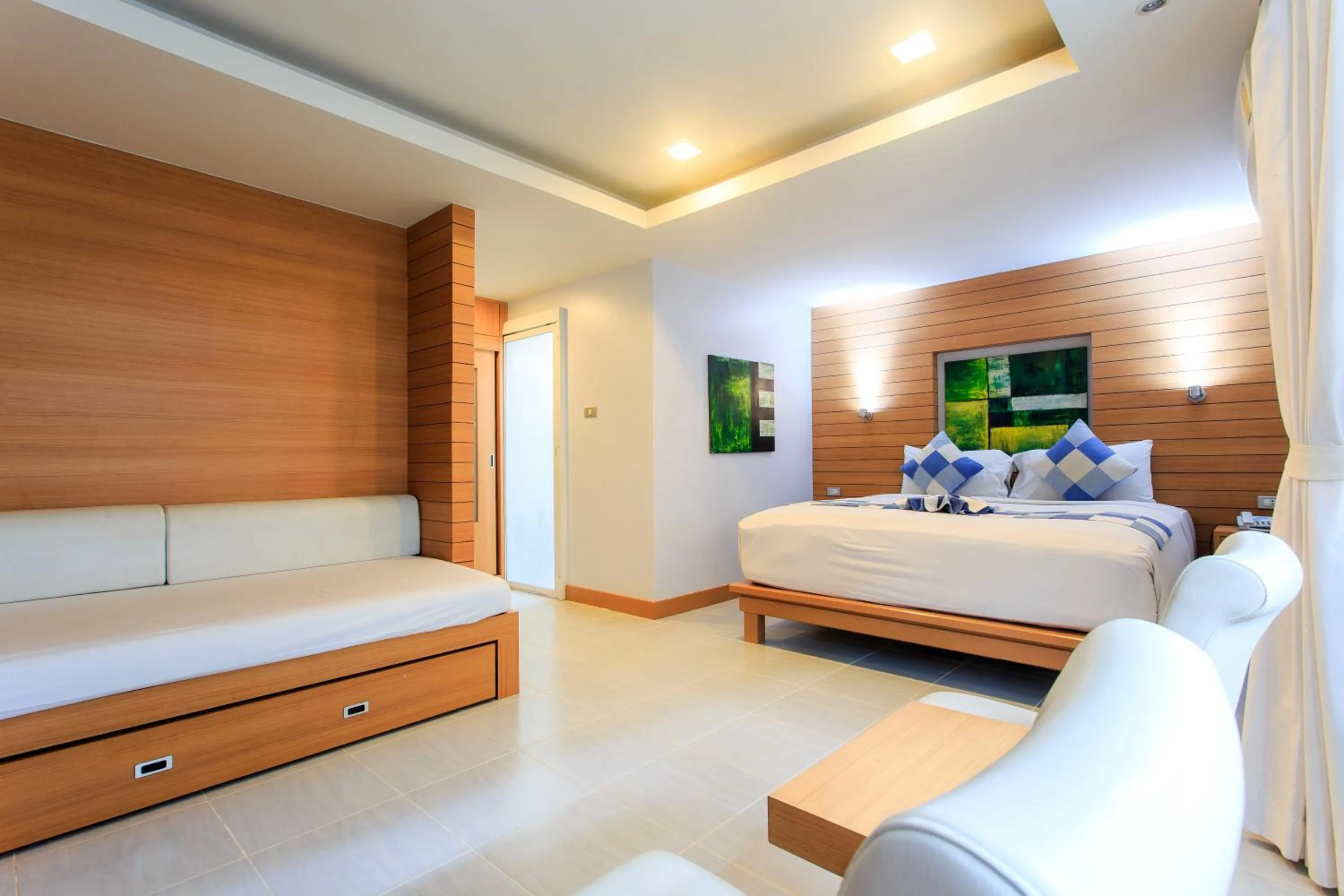 Photo of the whole room, Bed in Chaweng Budget Hotel