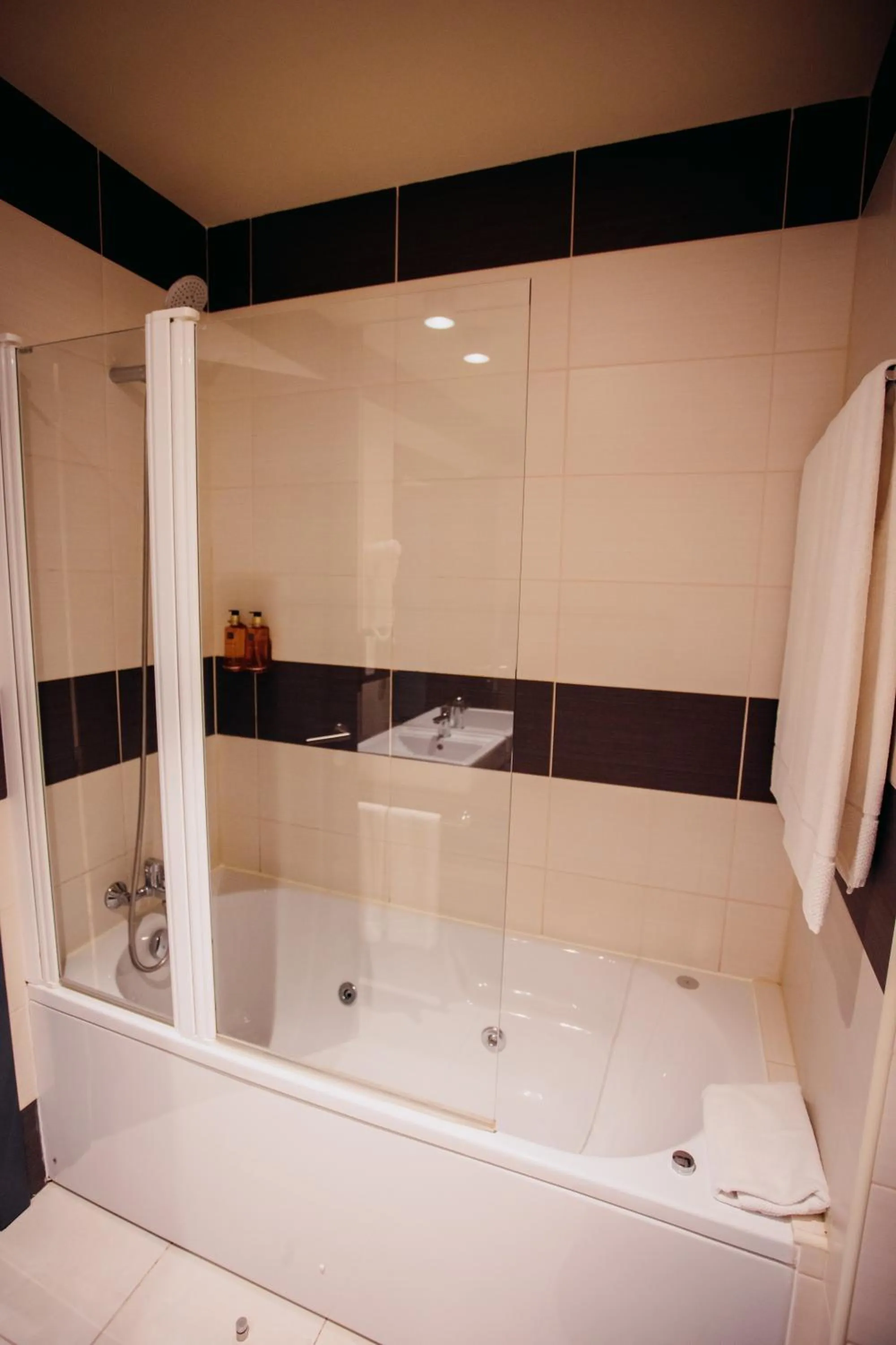 Shower in The Prime Energize Hotel & SPA - Algarve