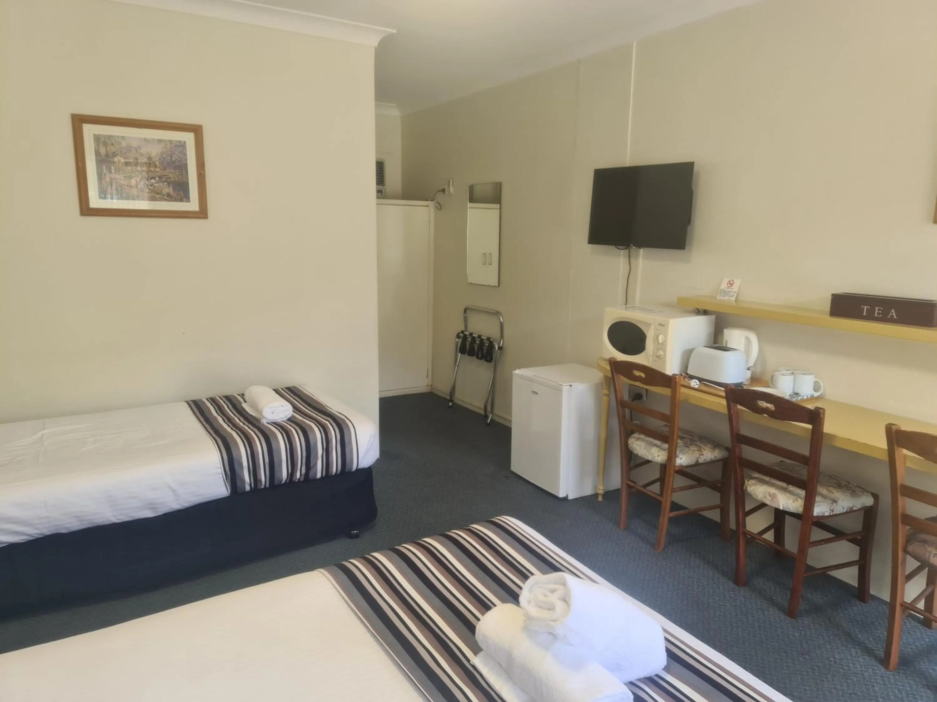 Seating area, Bed in Valley View Motel