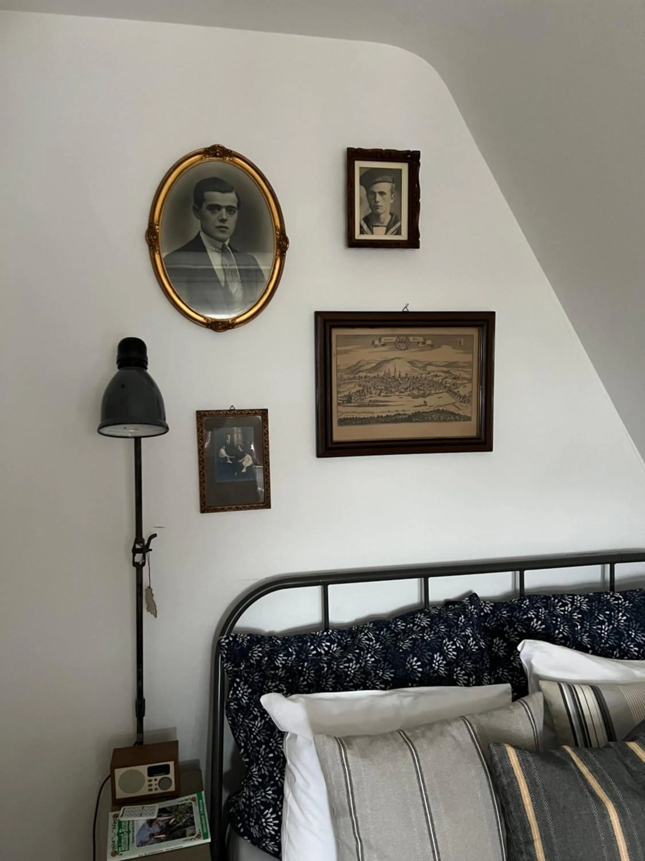 Photo of the whole room, Bed in Domus Merian XII