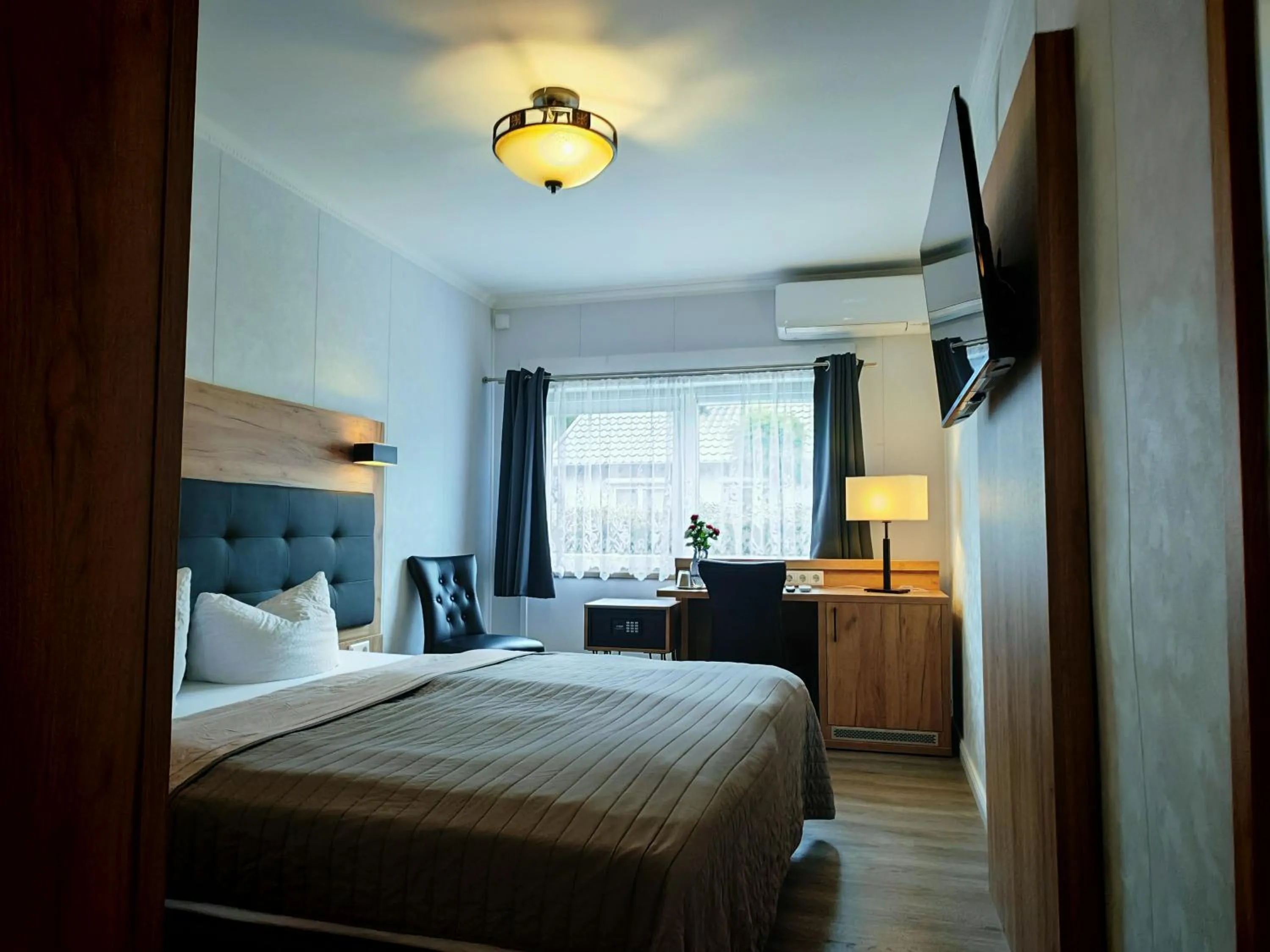 Photo of the whole room, Bed in Akzent Hotel Alte Direktionsvilla Kupfermühle