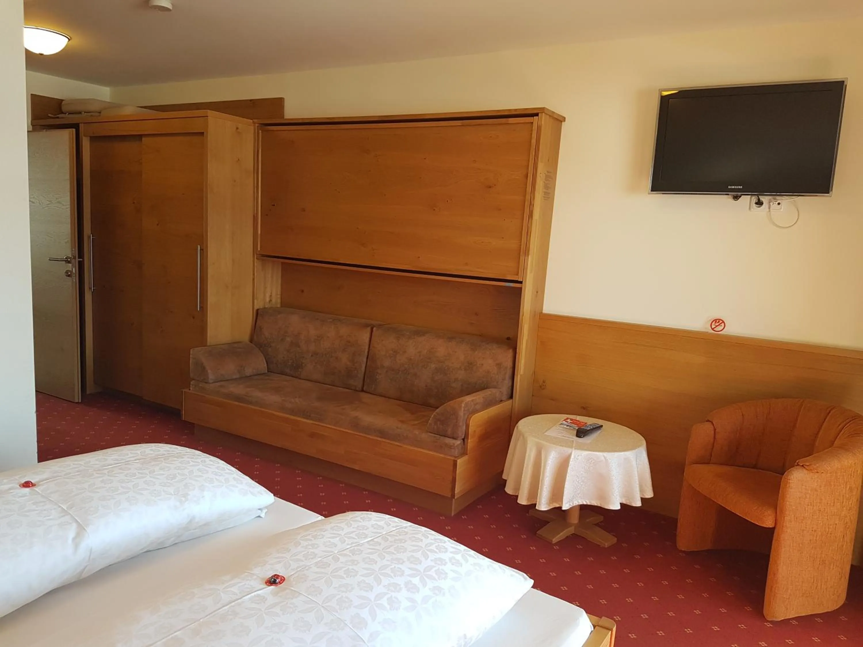 Photo of the whole room, Bed in Aparthotel Hohe Brücke