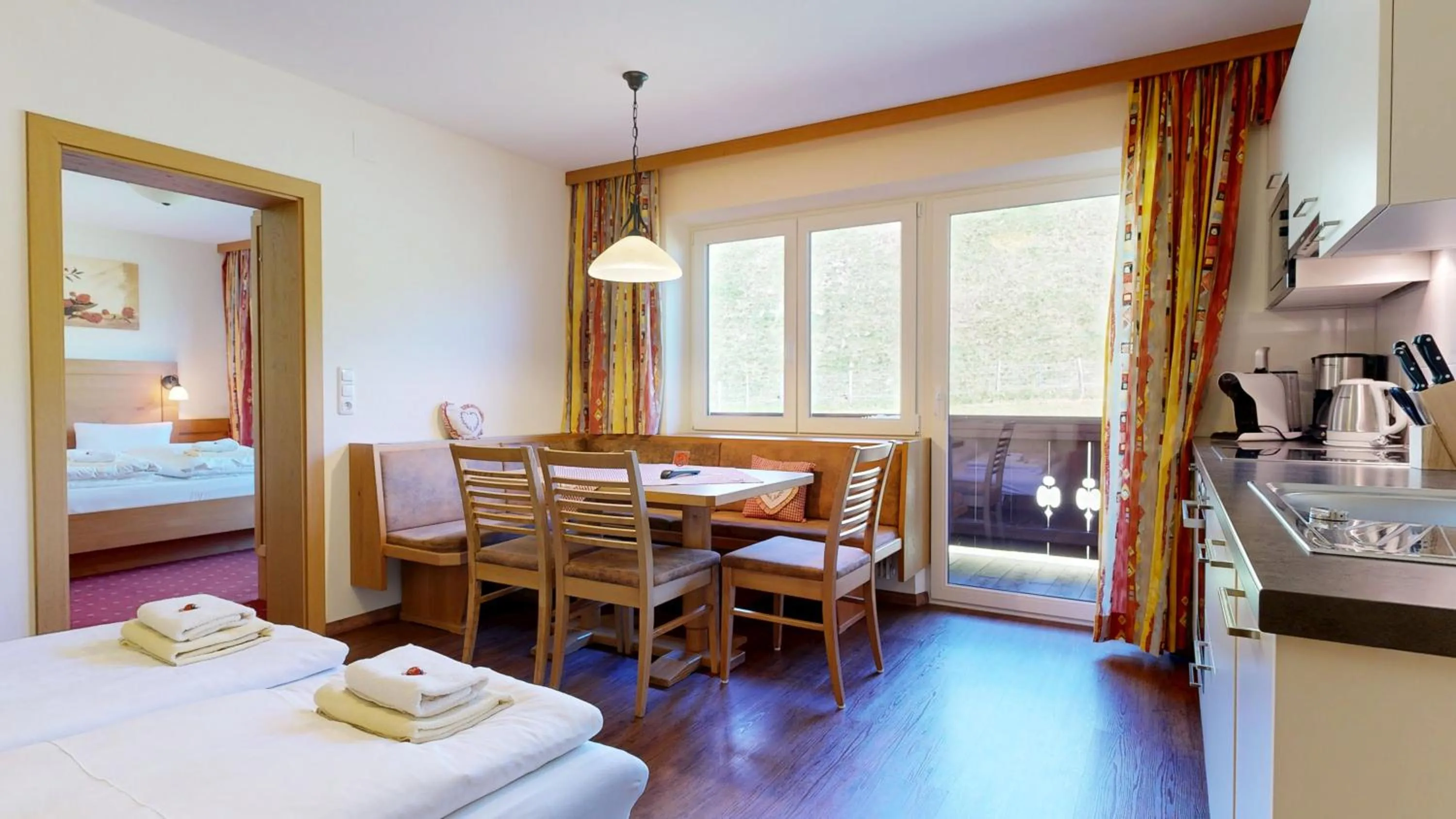 Balcony/Terrace, Bed in Aparthotel Hohe Brücke