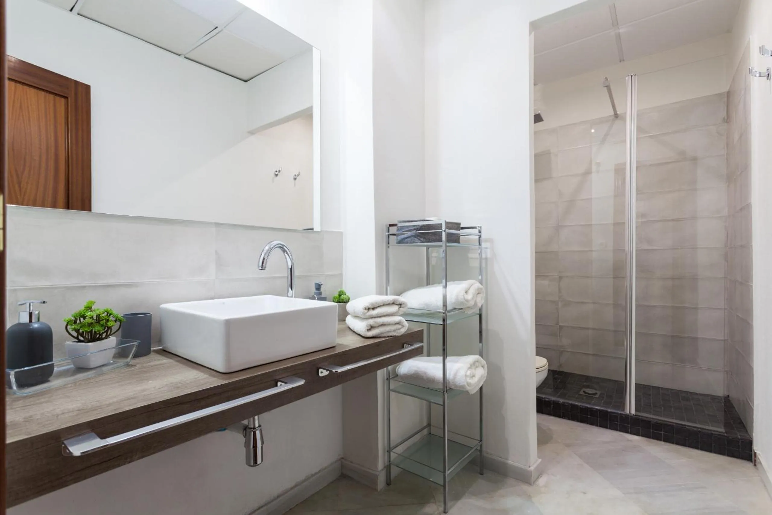 Bathroom in Green-Apartments Sierpes