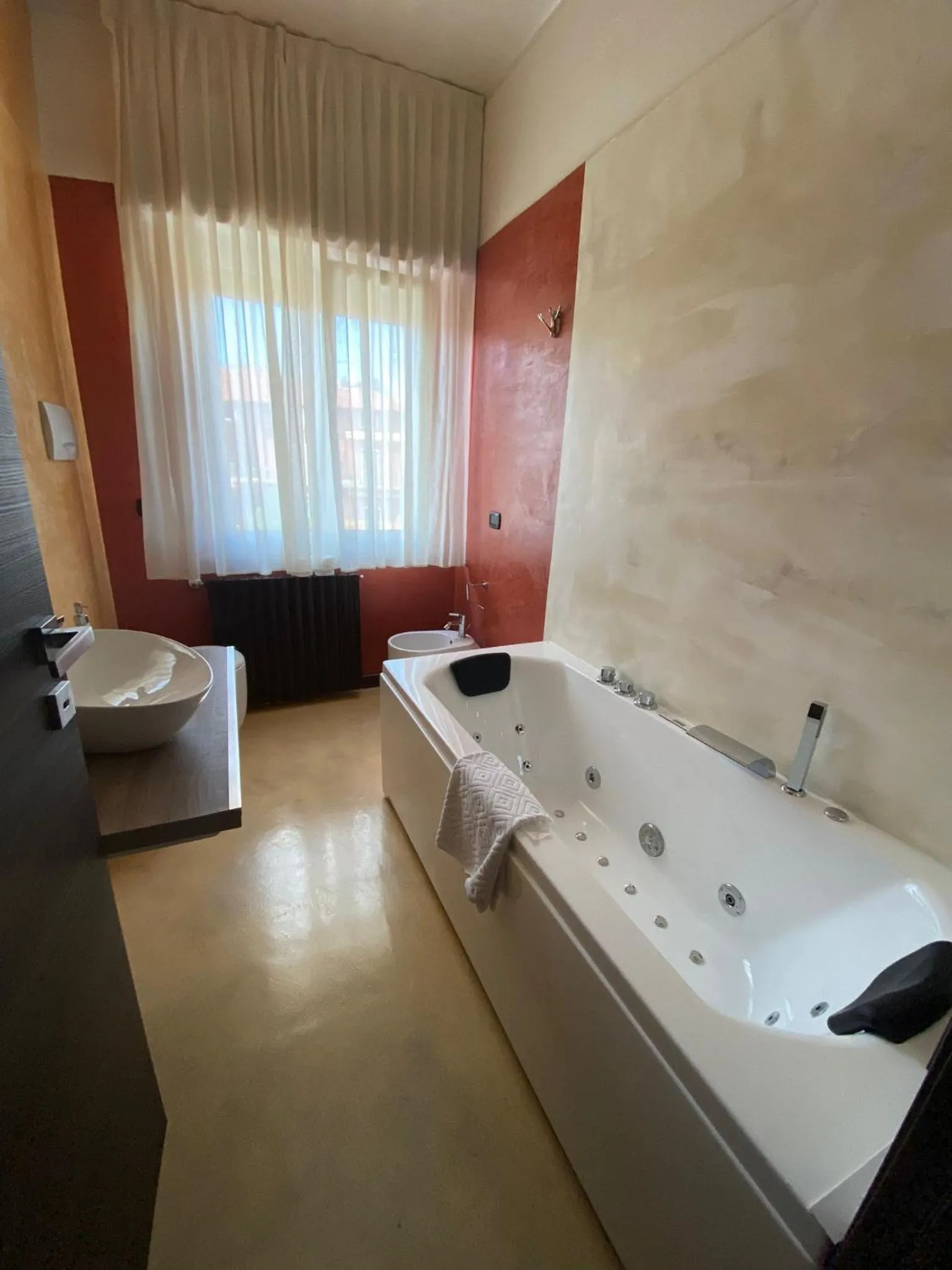 Hot Tub in B2In Suite & Office