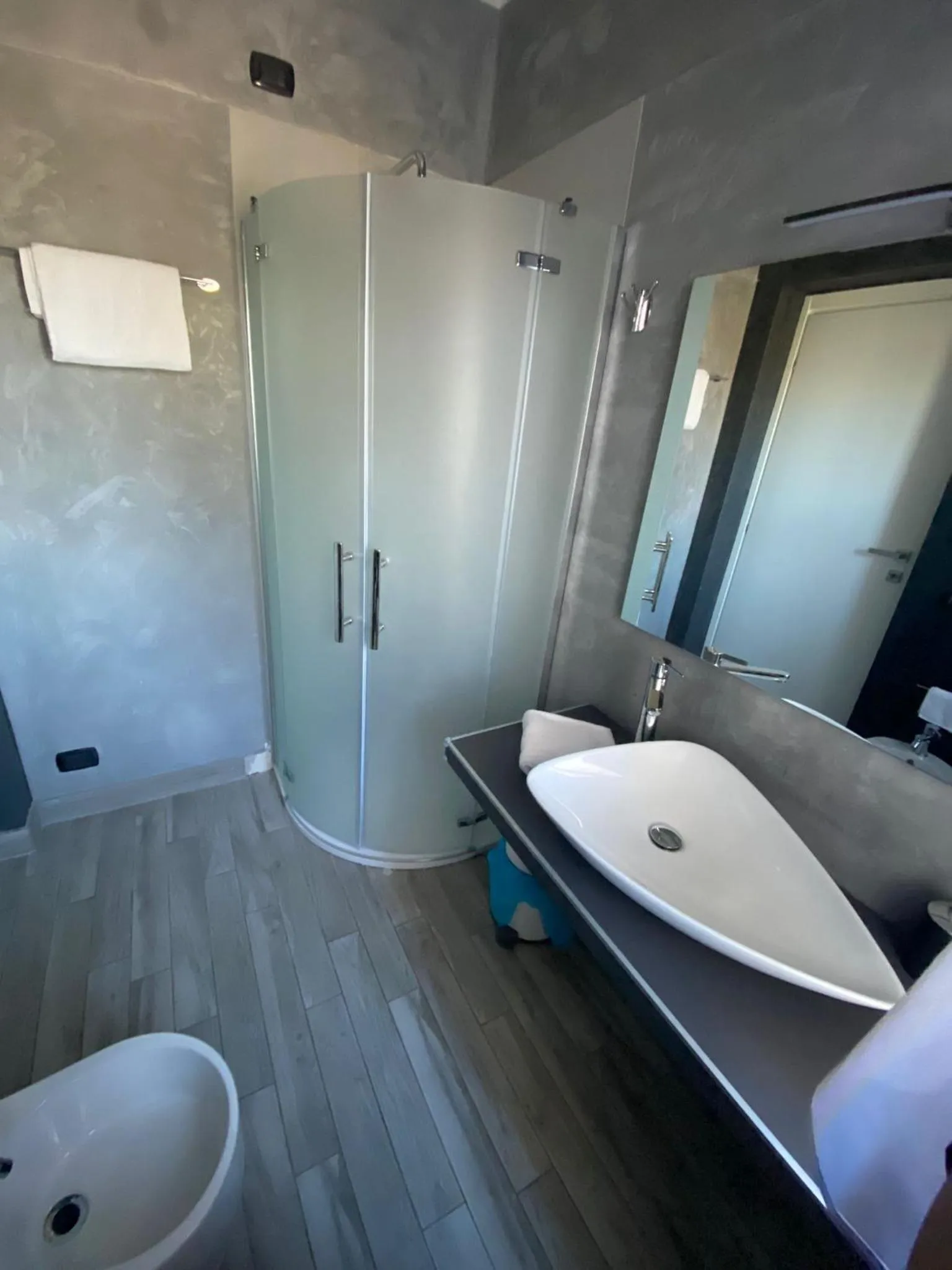 Shower in B2In Suite & Office