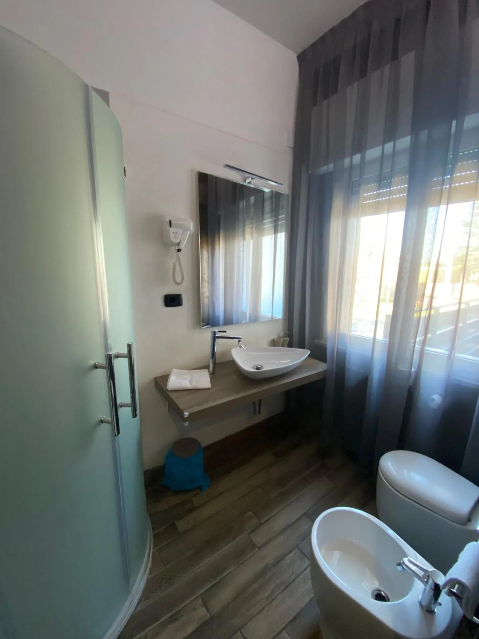 Shower in B2In Suite & Office