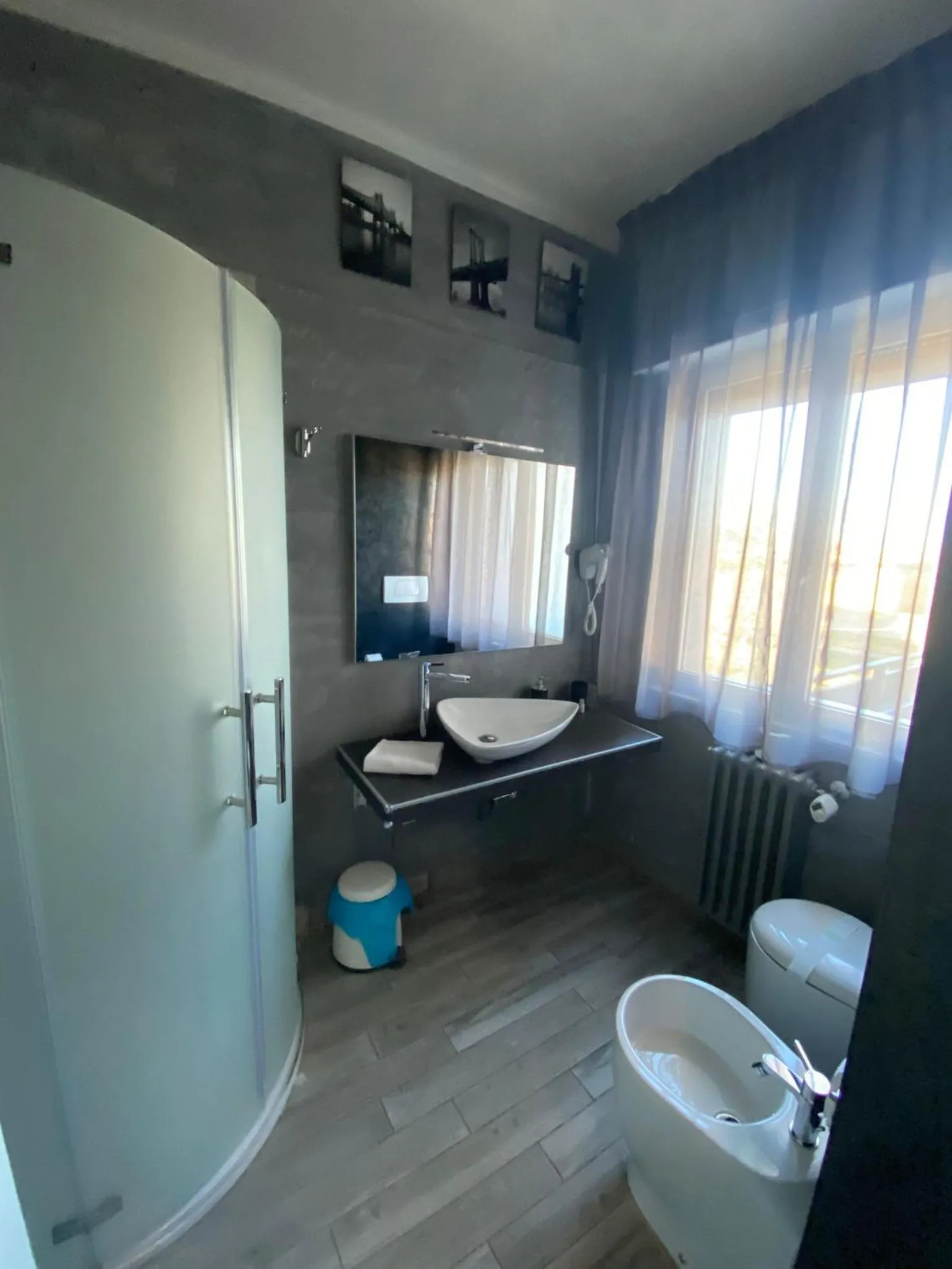 Shower in B2In Suite & Office