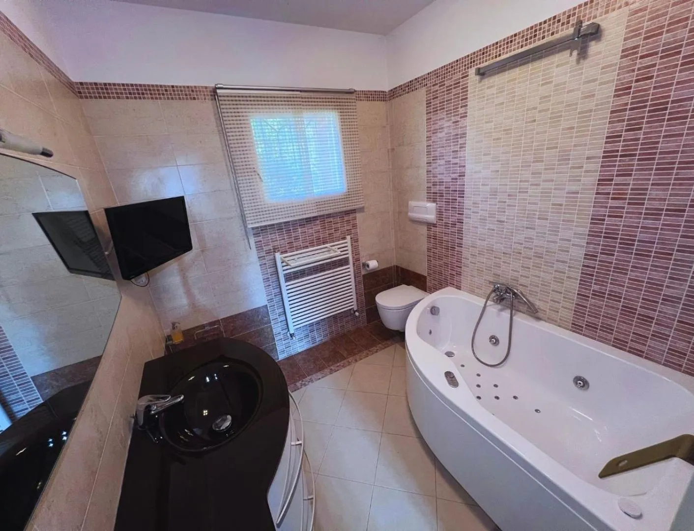 Hot Tub in B2In Suite & Office