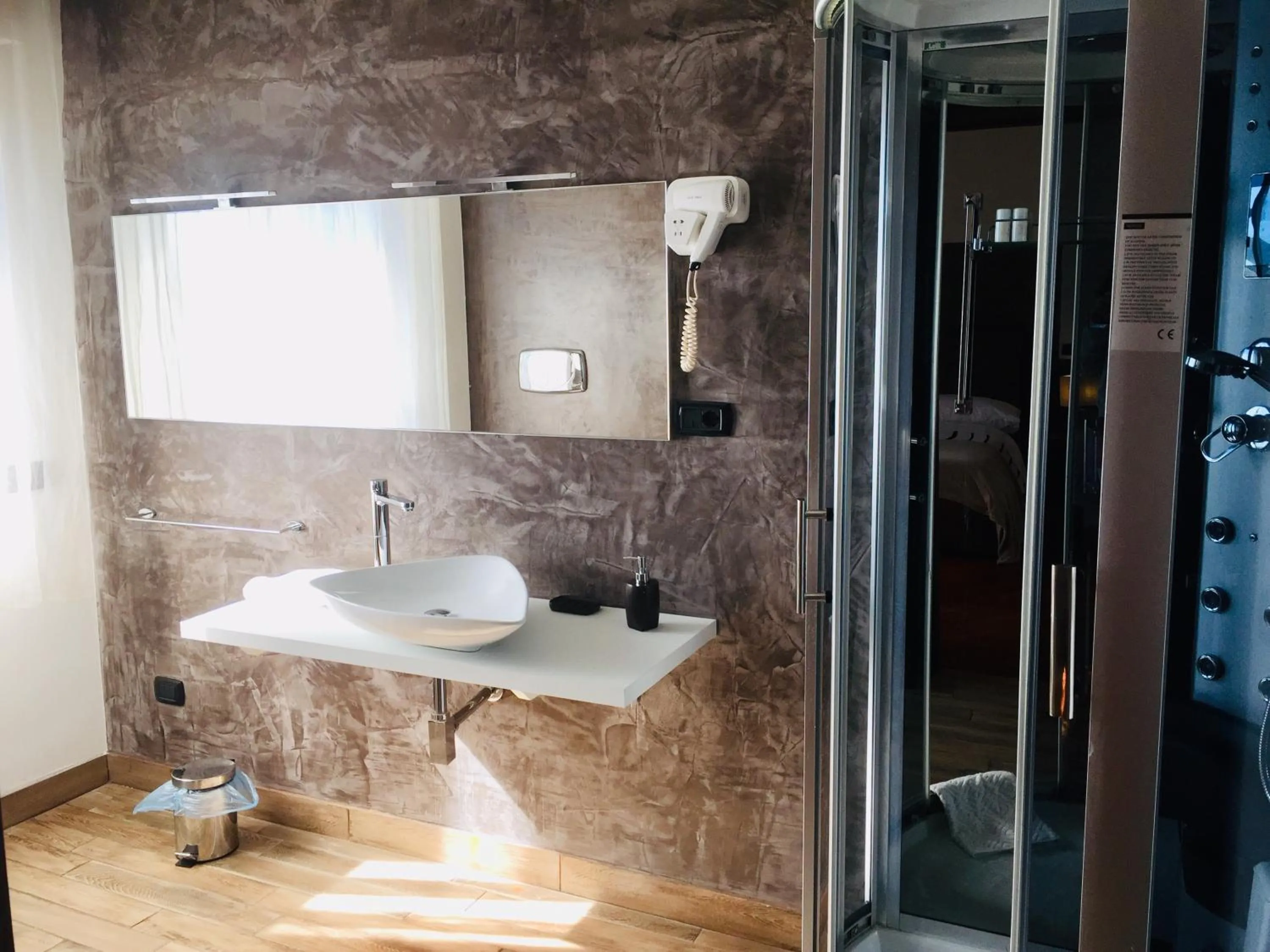 Toilet in B2In Suite & Office