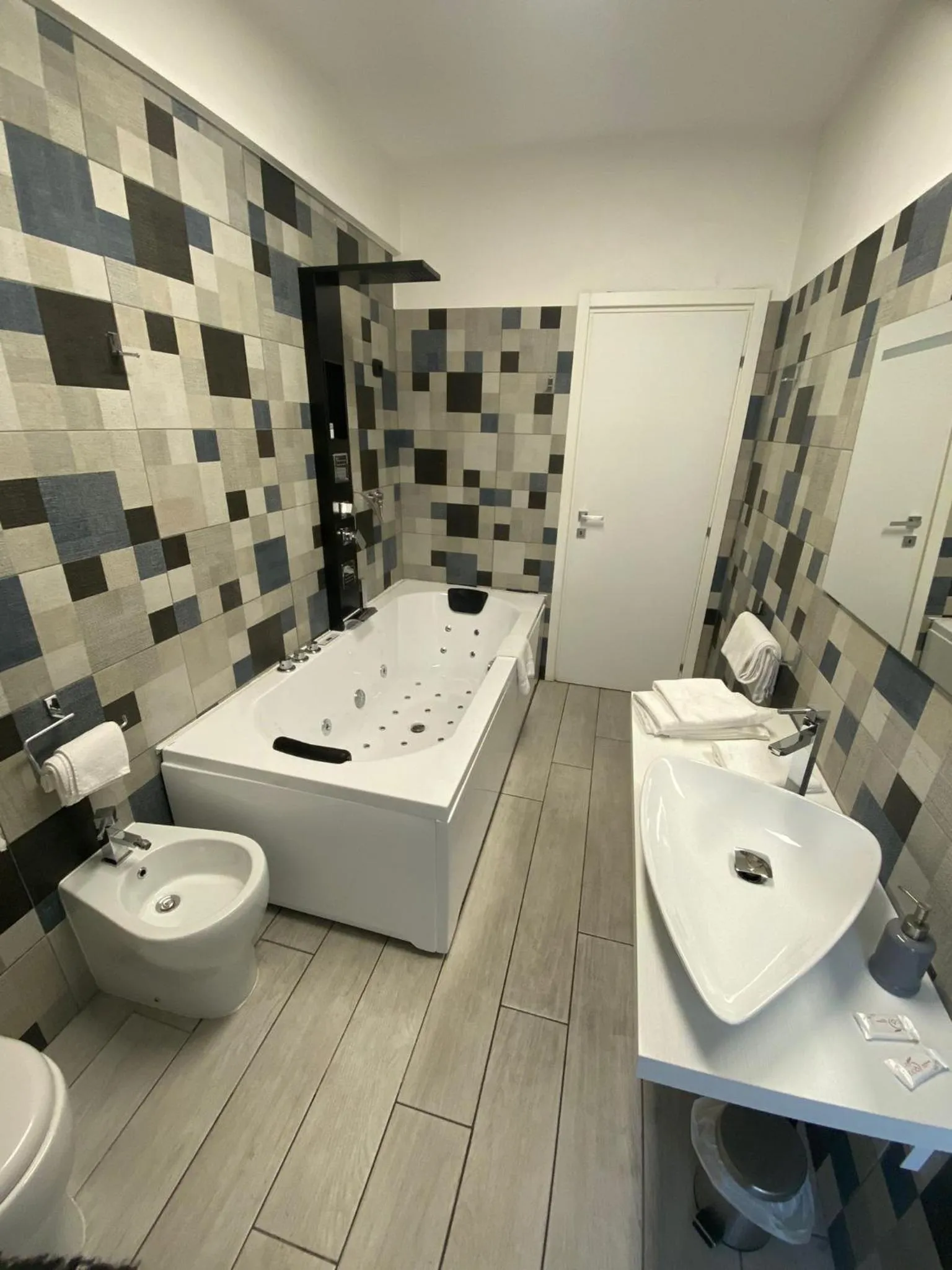 Shower in B2In Suite & Office