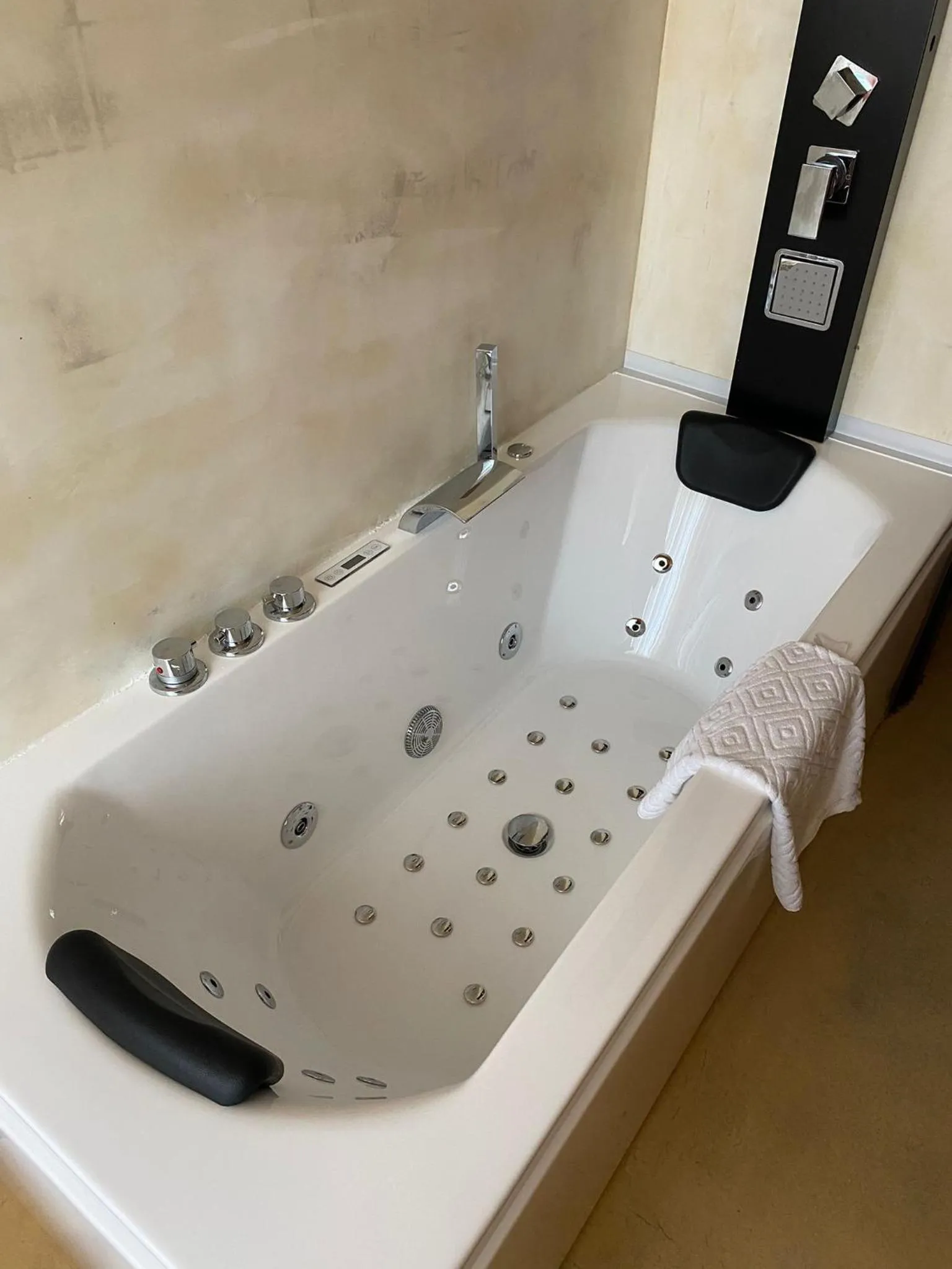 Shower in B2In Suite & Office