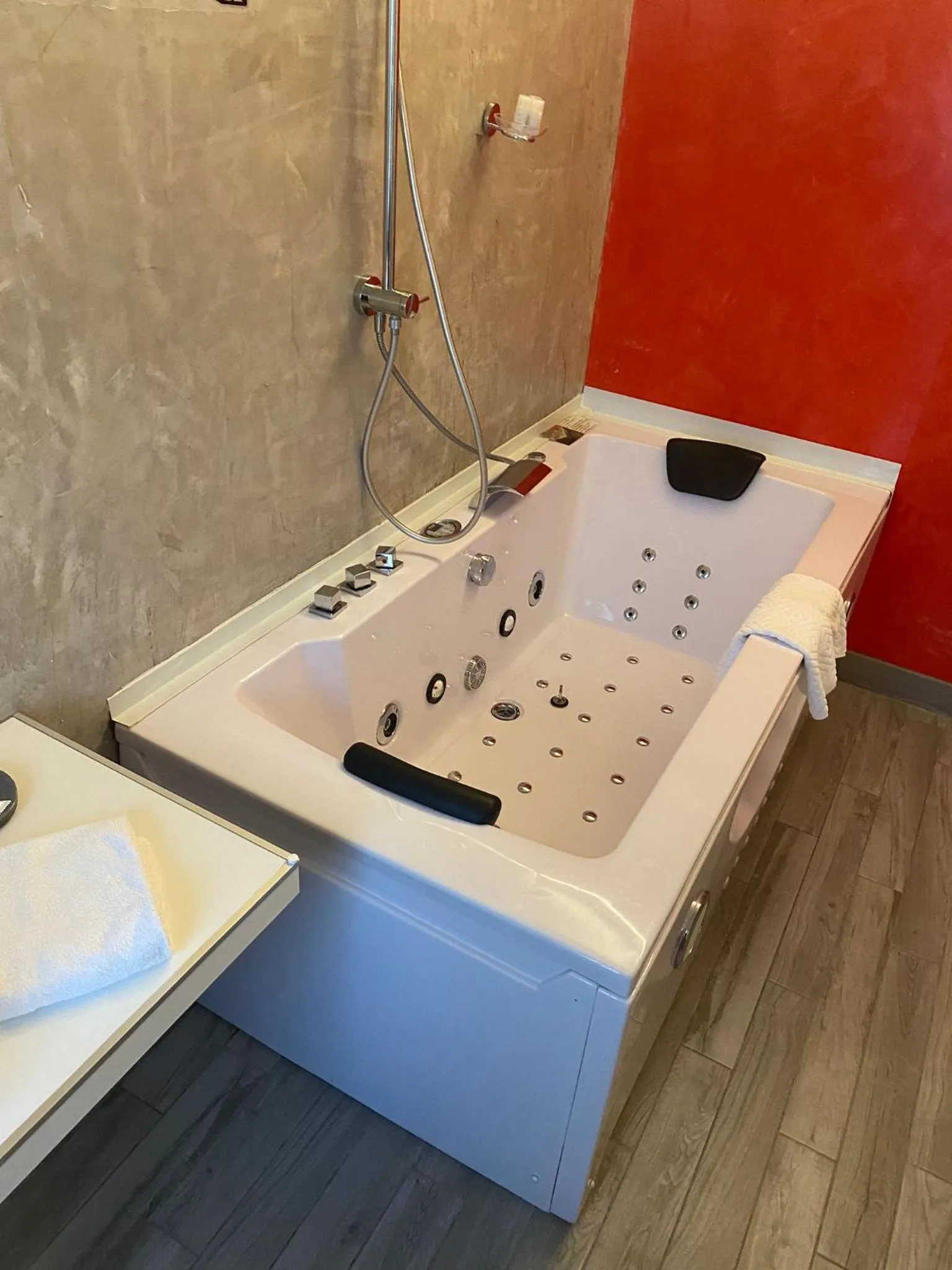 Hot Tub in B2In Suite & Office