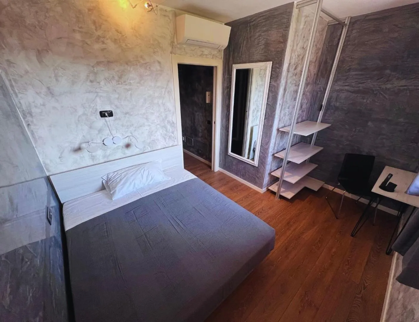 Bed in B2In Suite & Office