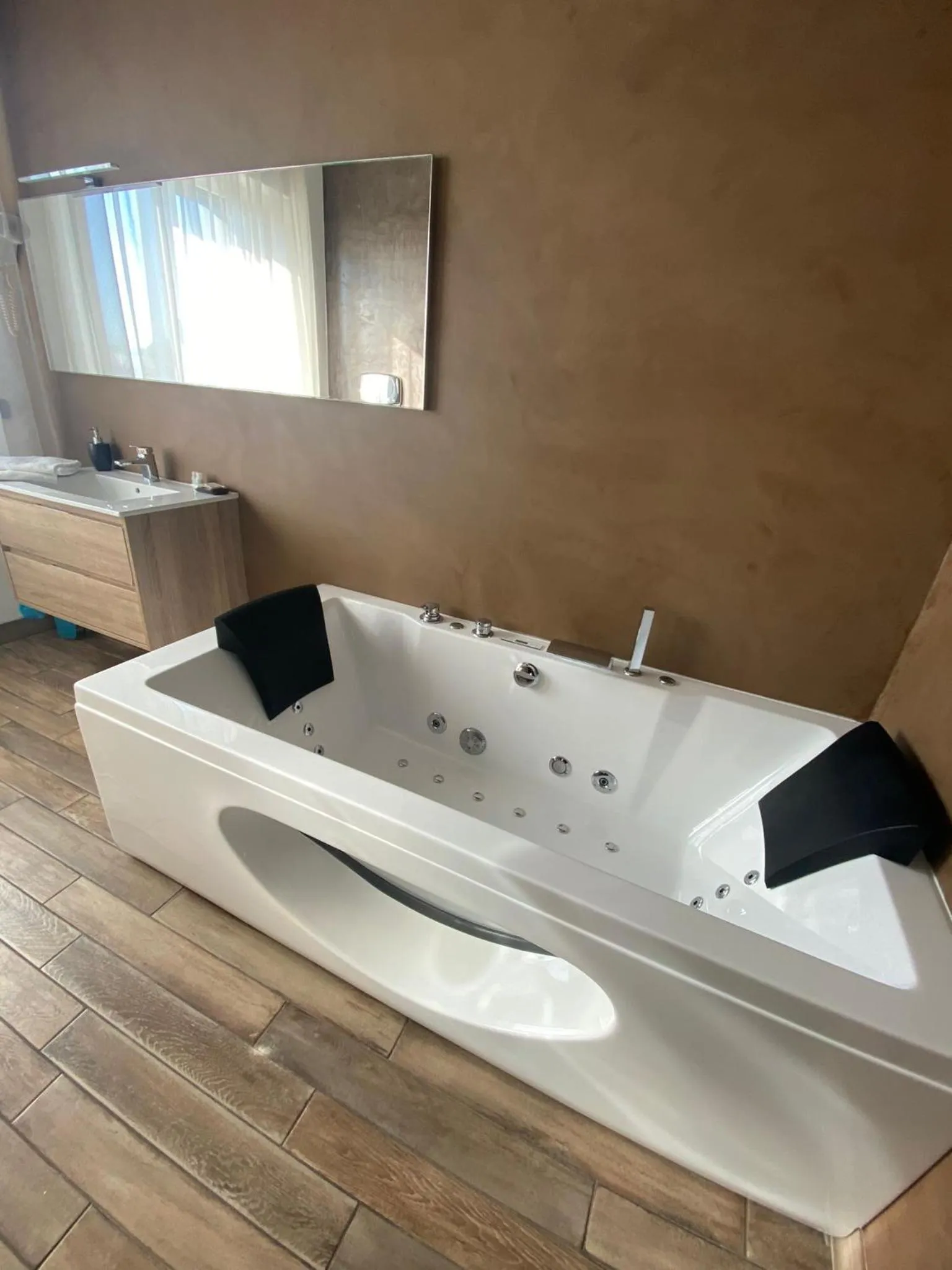 Toilet in B2In Suite & Office