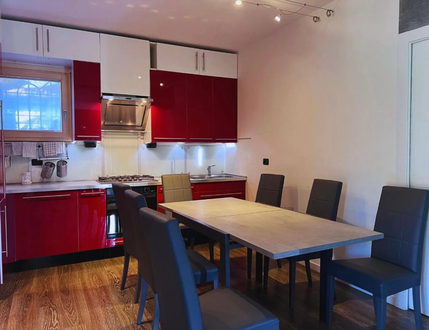 Kitchen or kitchenette in B2In Suite & Office