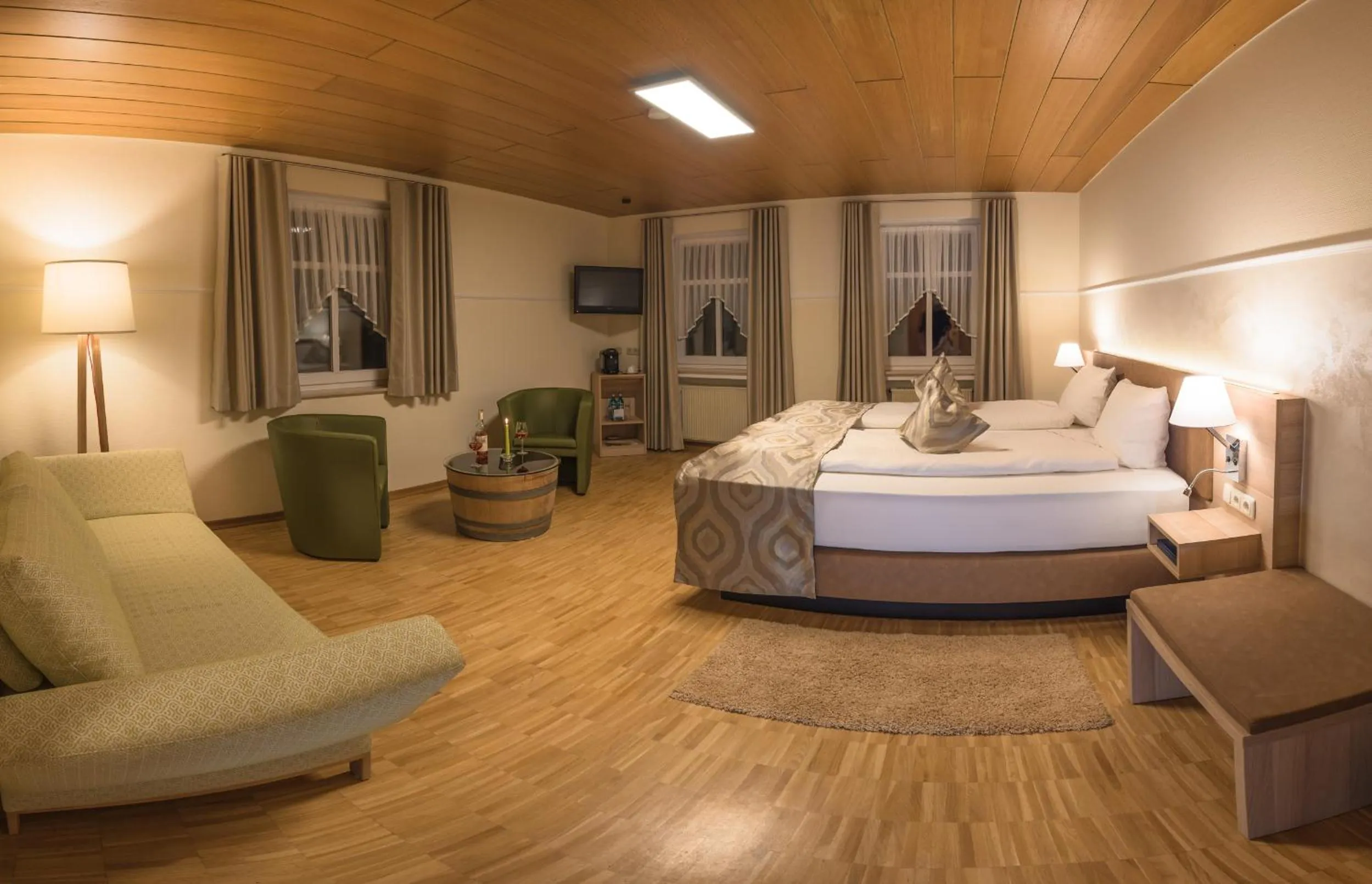 Photo of the whole room, Bed in Hotel Zum Anker-THULLs Restaurant