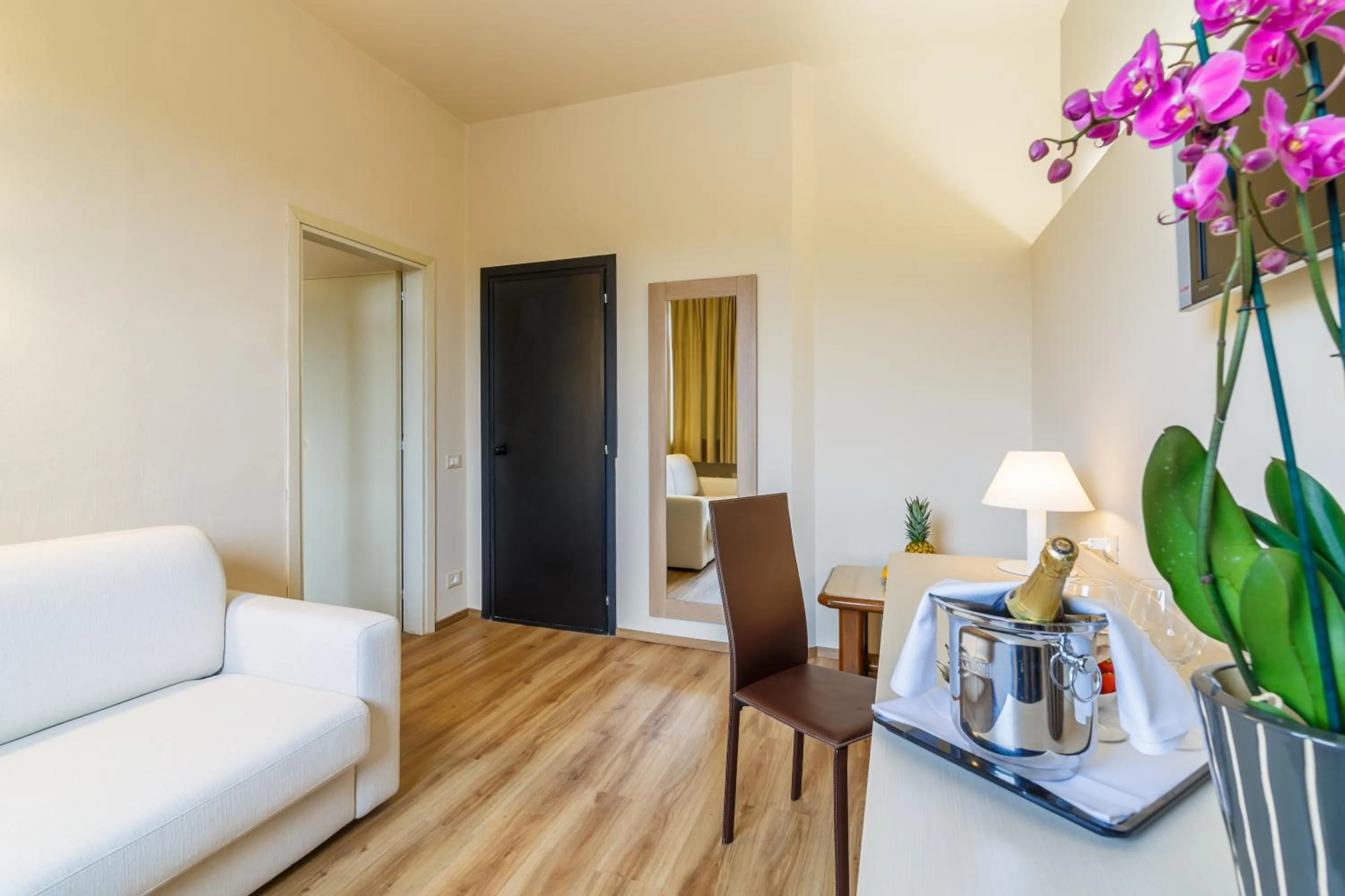 Living room, Bed in Hotel Country Club