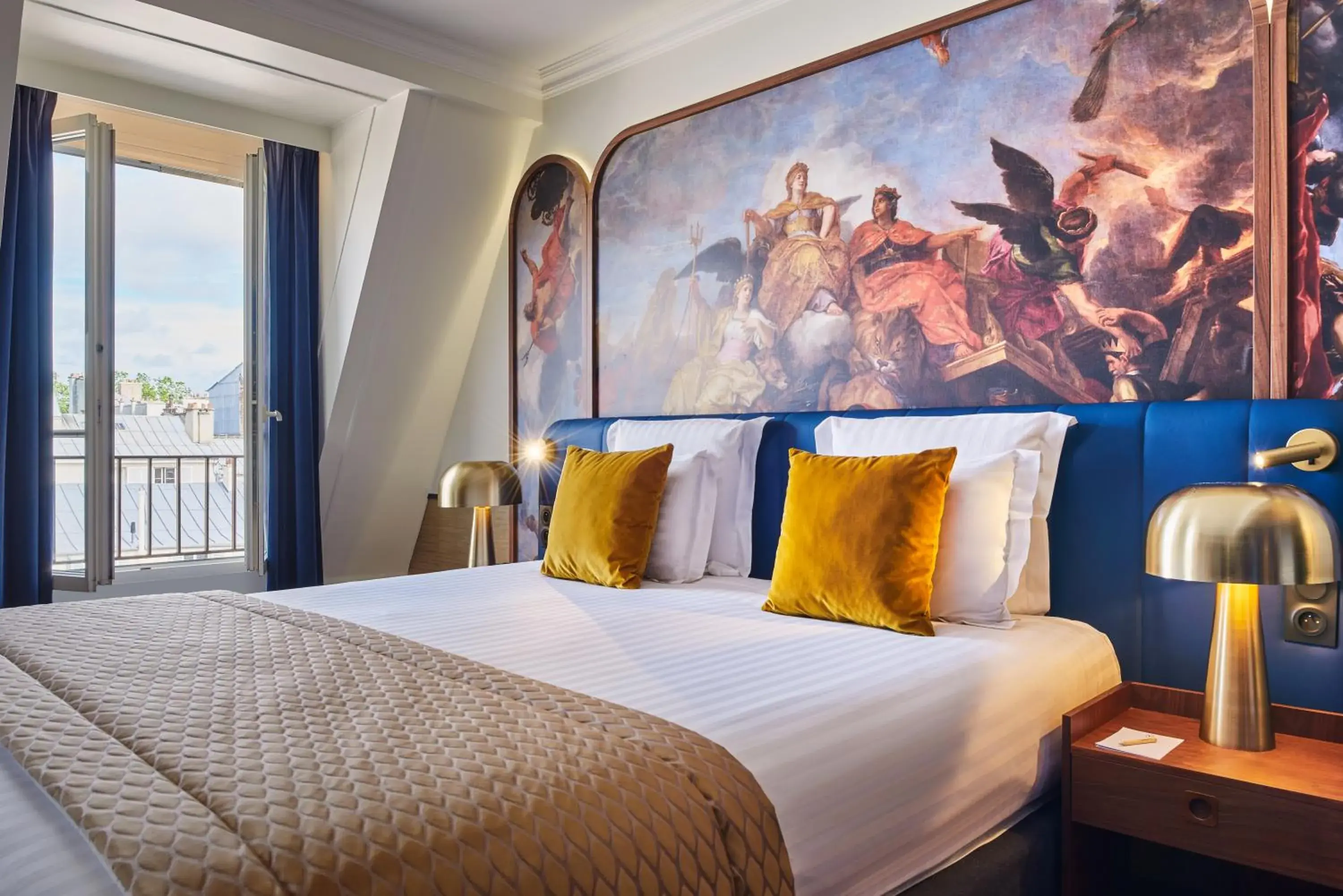 Bed in Hôtel Le Versailles Bed in Hôtel Le Versailles