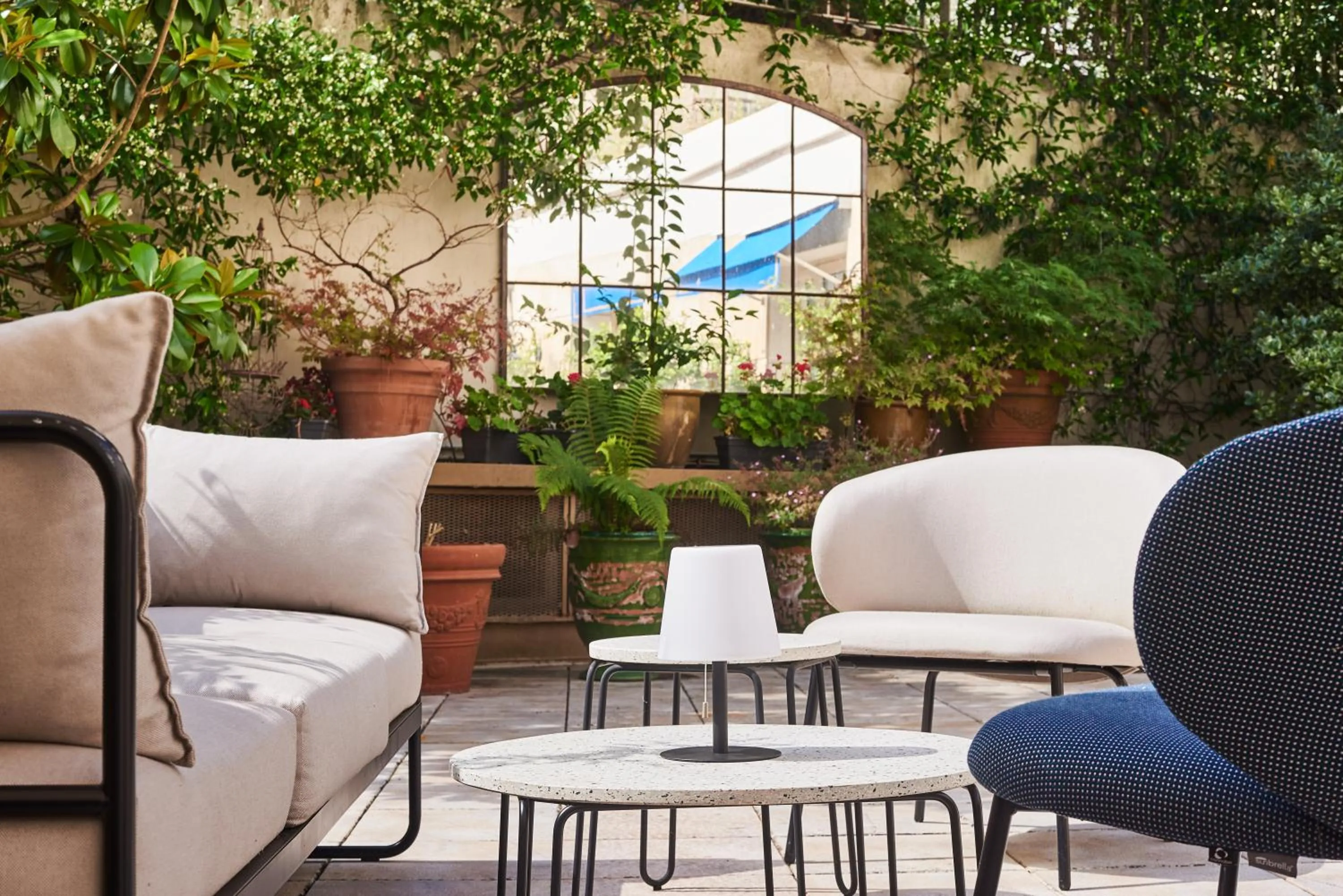 Patio in Hôtel Le Versailles