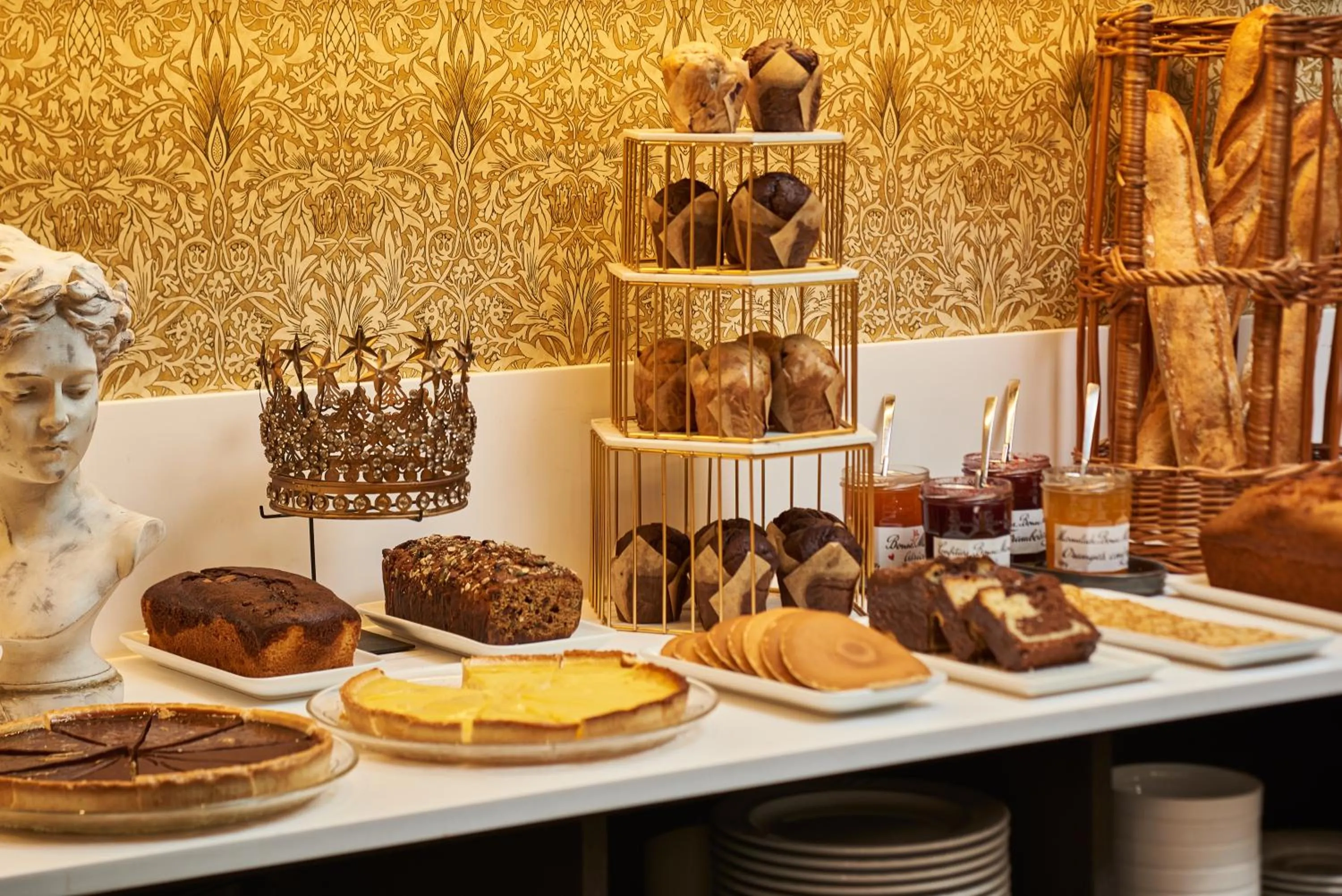 Buffet breakfast in Hôtel Le Versailles