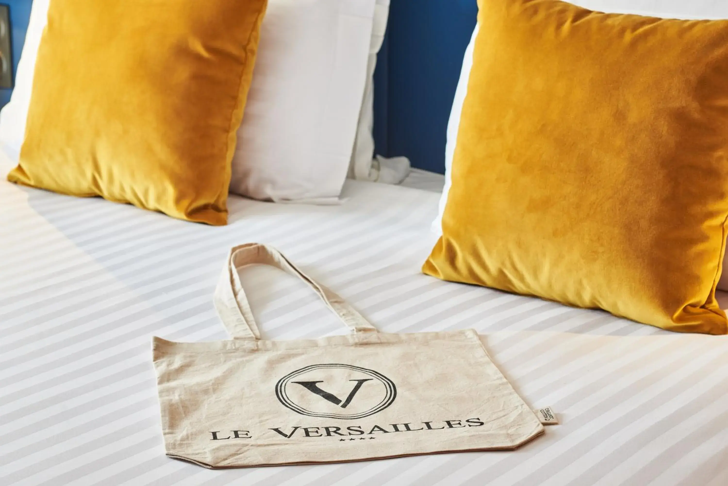 Bed in Hôtel Le Versailles Bed in Hôtel Le Versailles