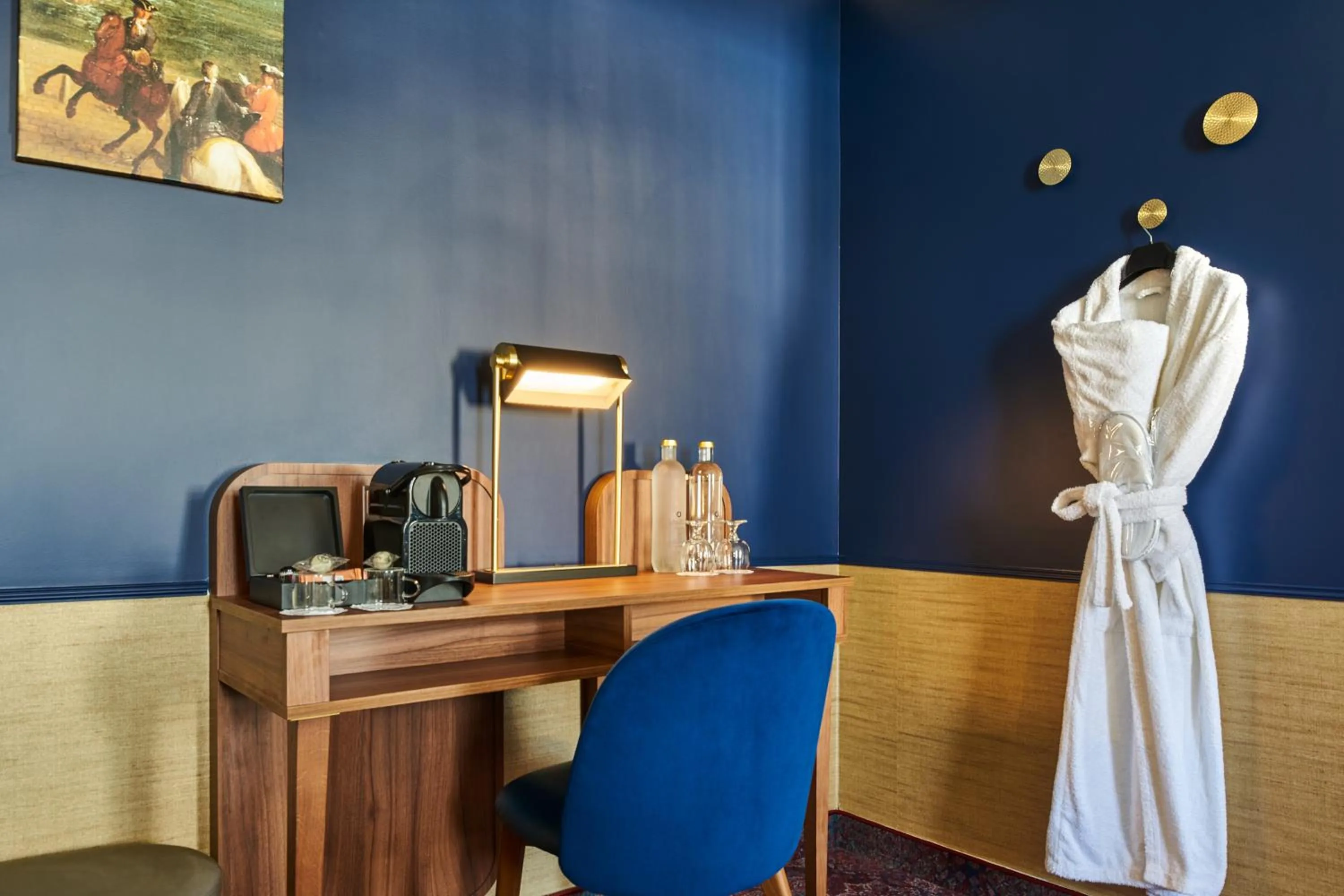 Bedroom in Hôtel Le Versailles