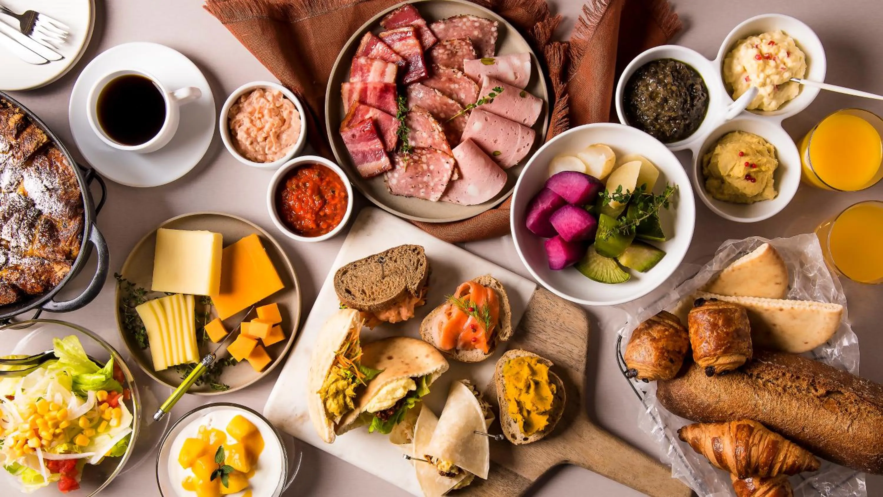 Buffet breakfast in Candeo Hotels Tokyo Roppongi