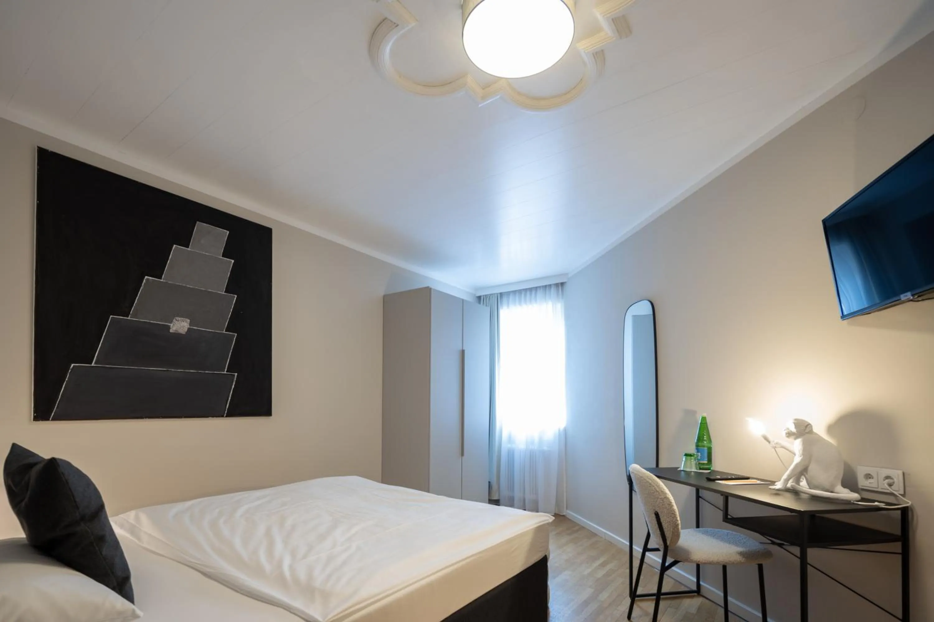 Photo of the whole room, Bed in Q! Hotel Maria Theresia