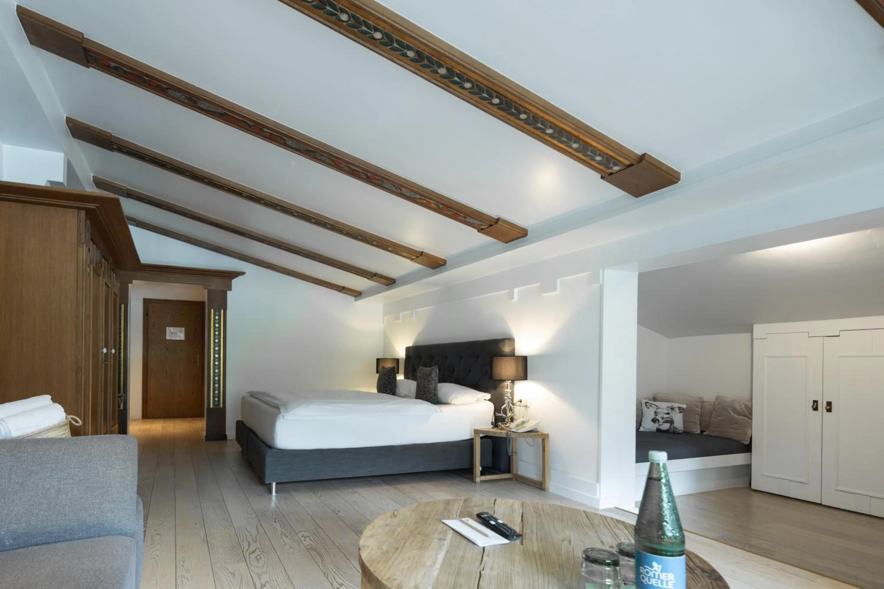 Living room, Bed in Q! Hotel Maria Theresia