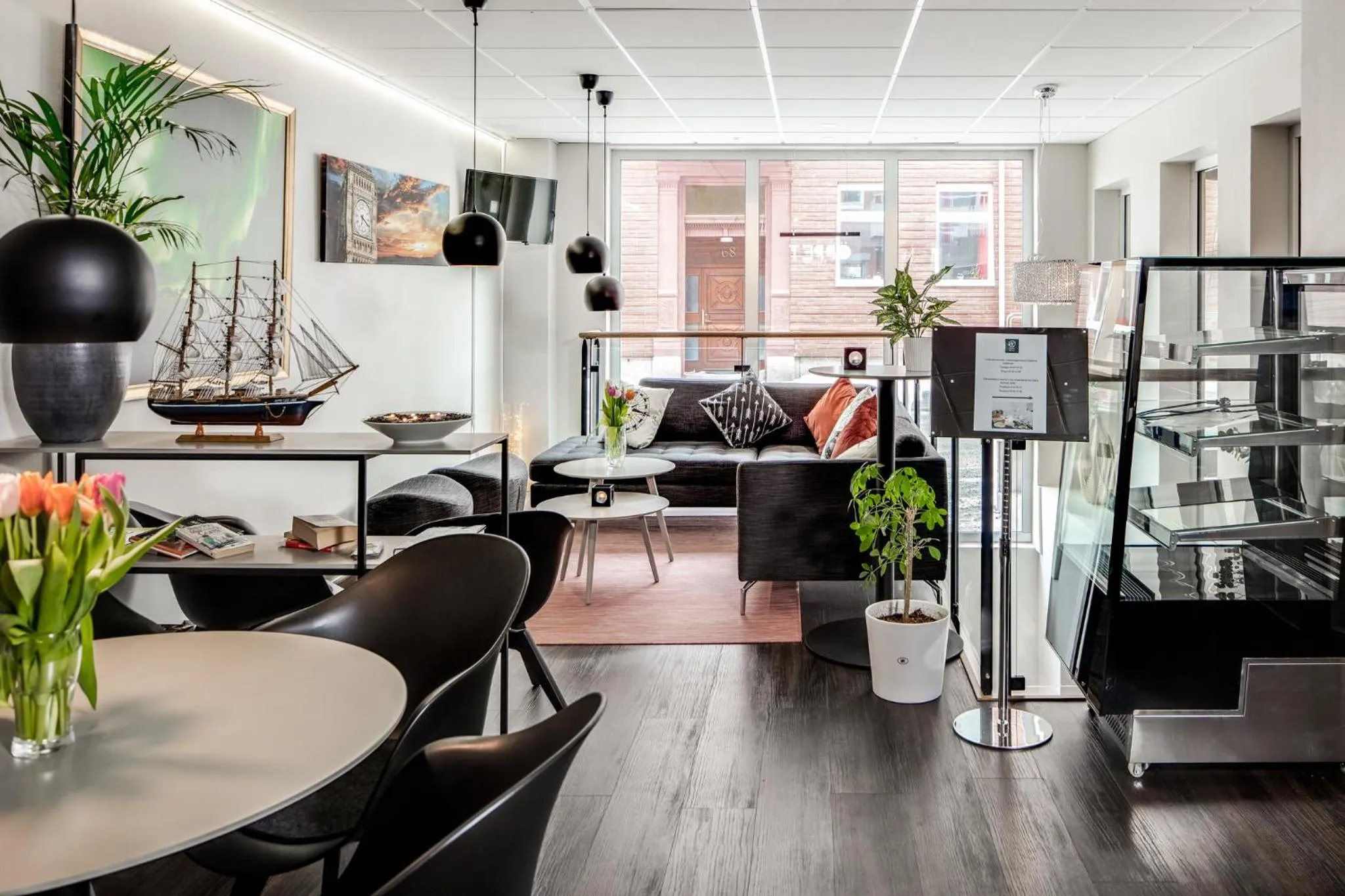 Communal lounge/ TV room in SPiS Hotell Naran