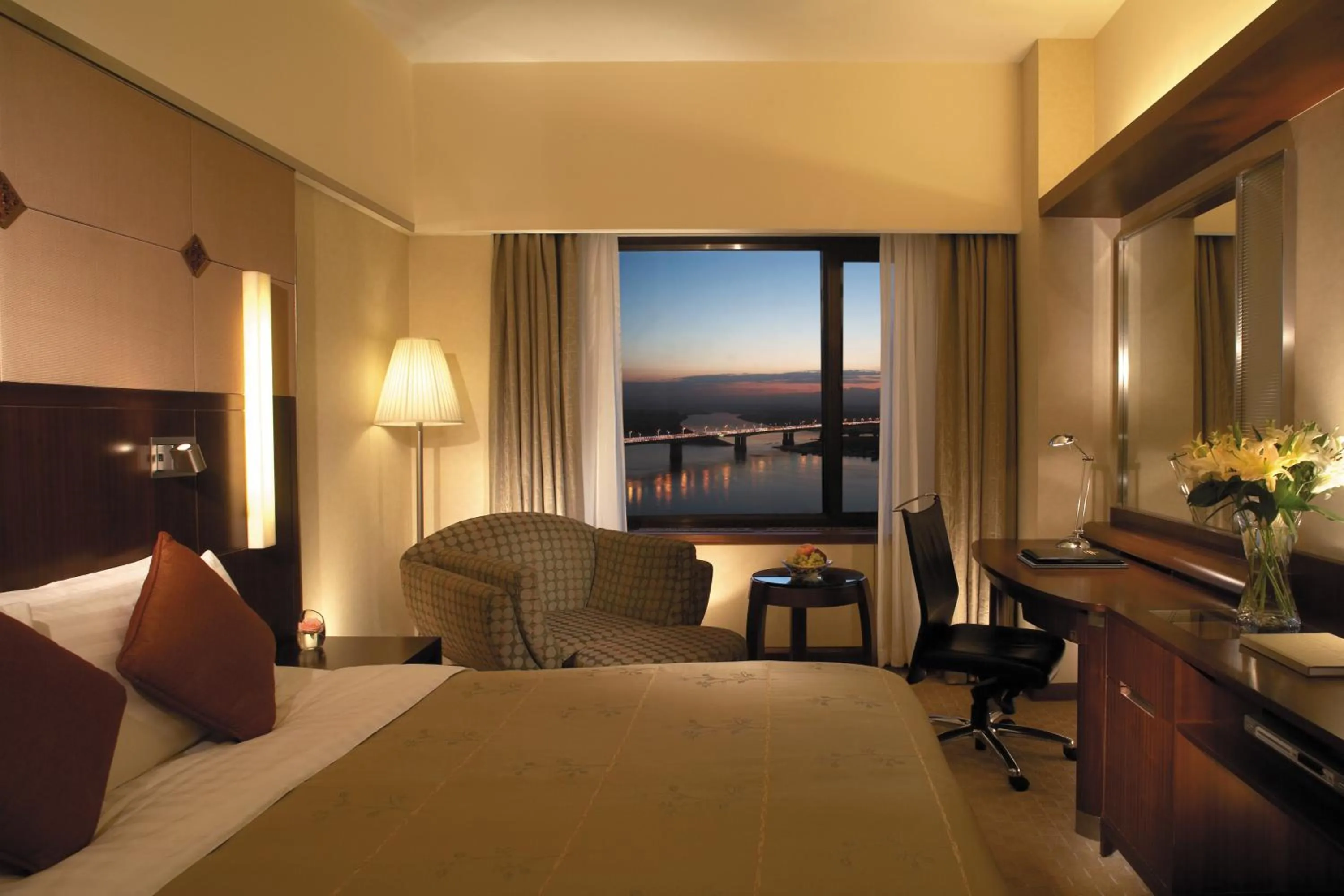 Sunset, Bed in Shangri-La Harbin