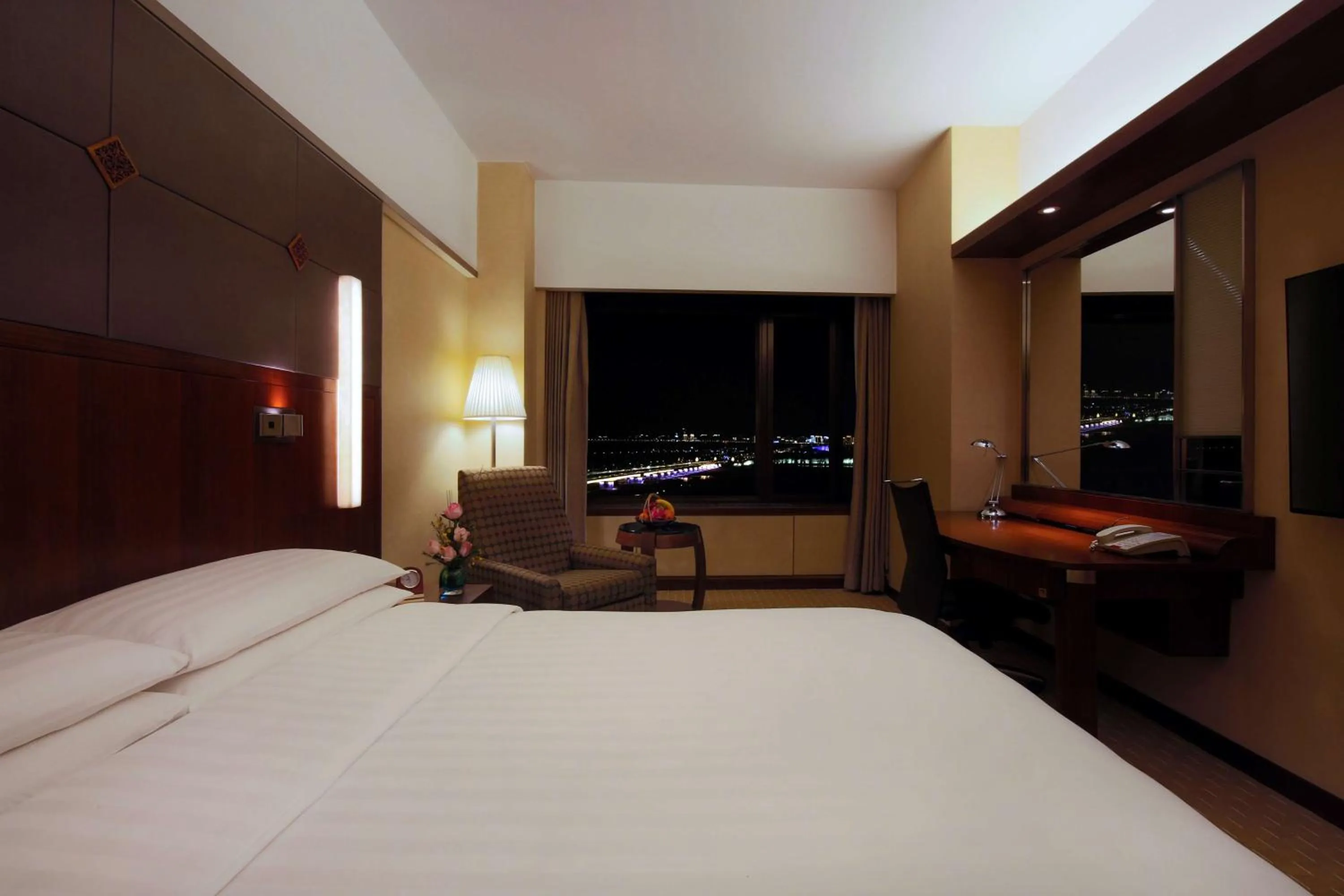 Photo of the whole room, Bed in Shangri-La Harbin