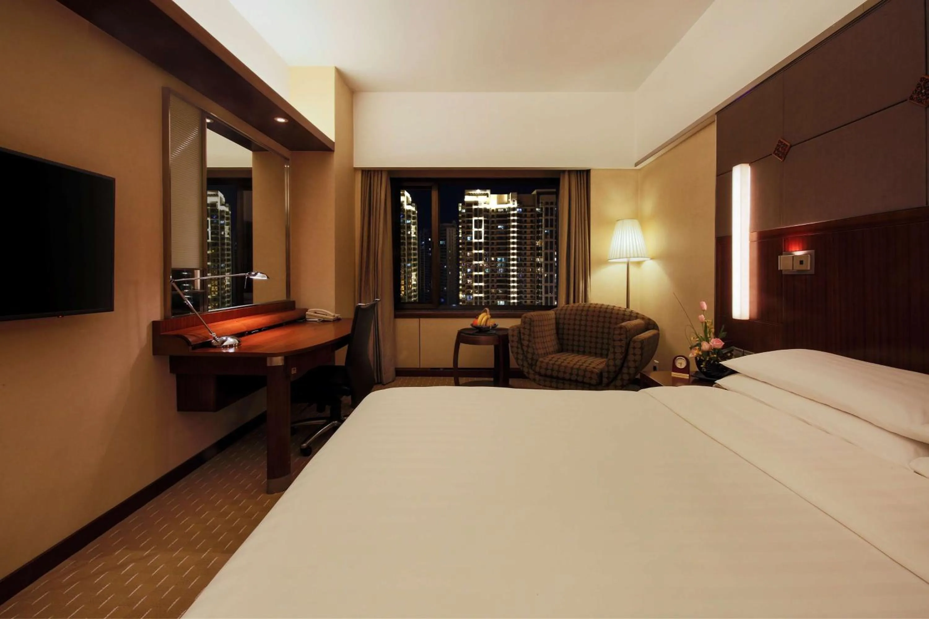 Photo of the whole room, Bed in Shangri-La Harbin
