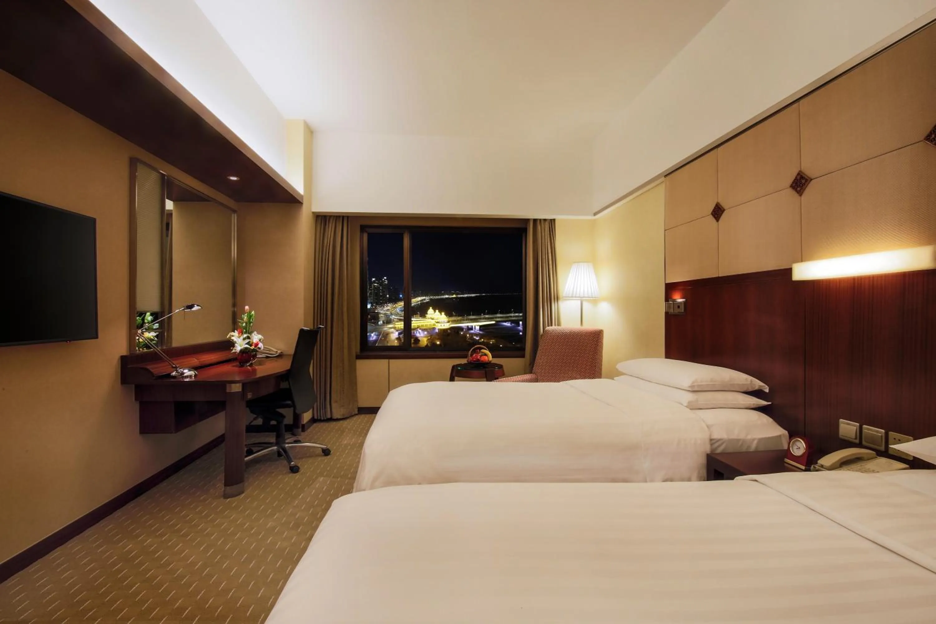 Photo of the whole room, Bed in Shangri-La Harbin