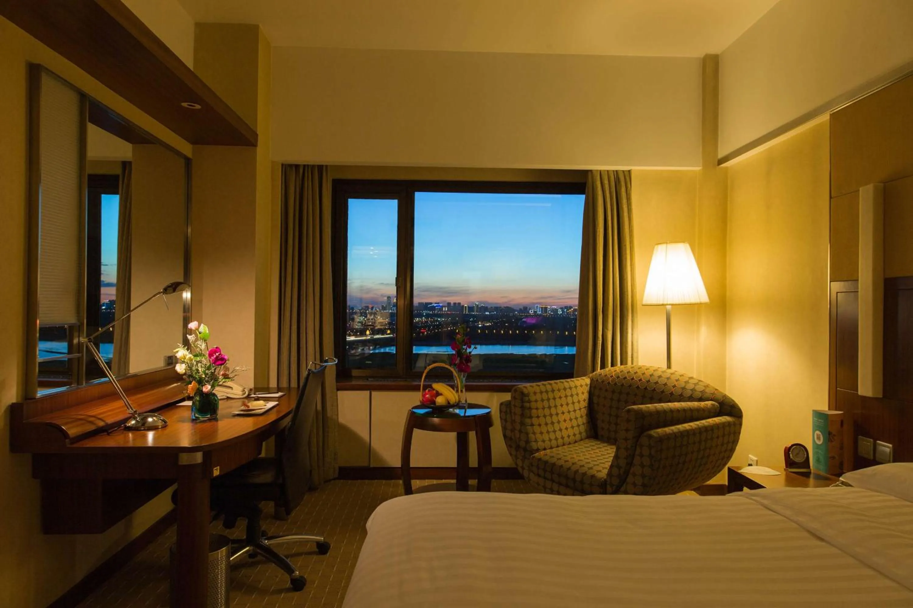 Photo of the whole room, Bed in Shangri-La Harbin